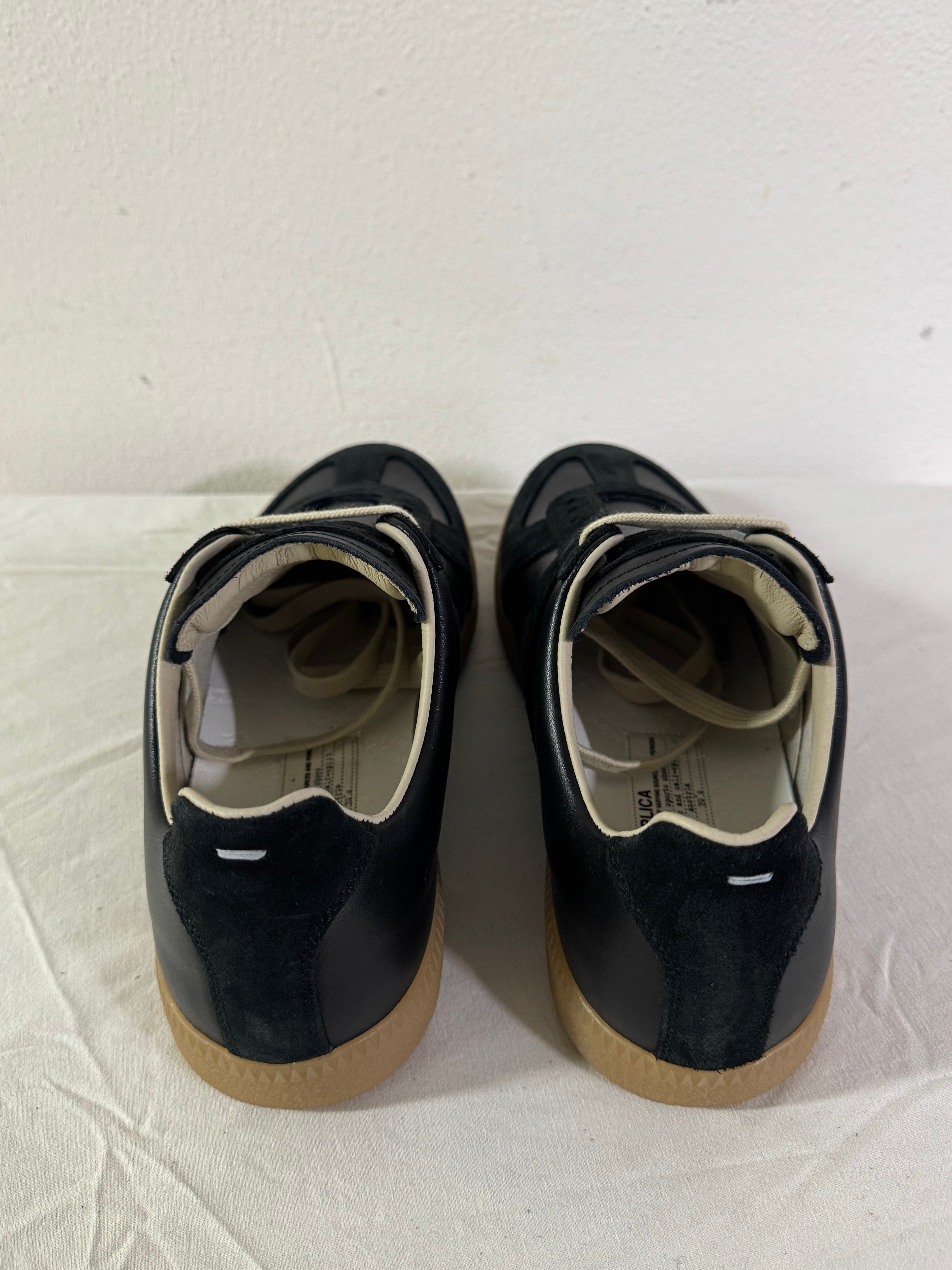 REPLICA GAT Low-Top Sneakers Black / Gum