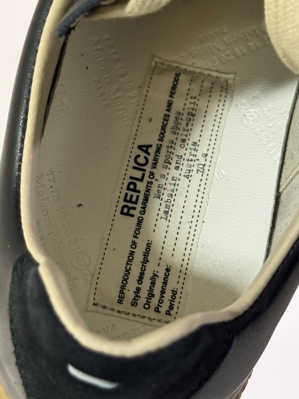 REPLICA GAT Low-Top Sneakers Black / Gum