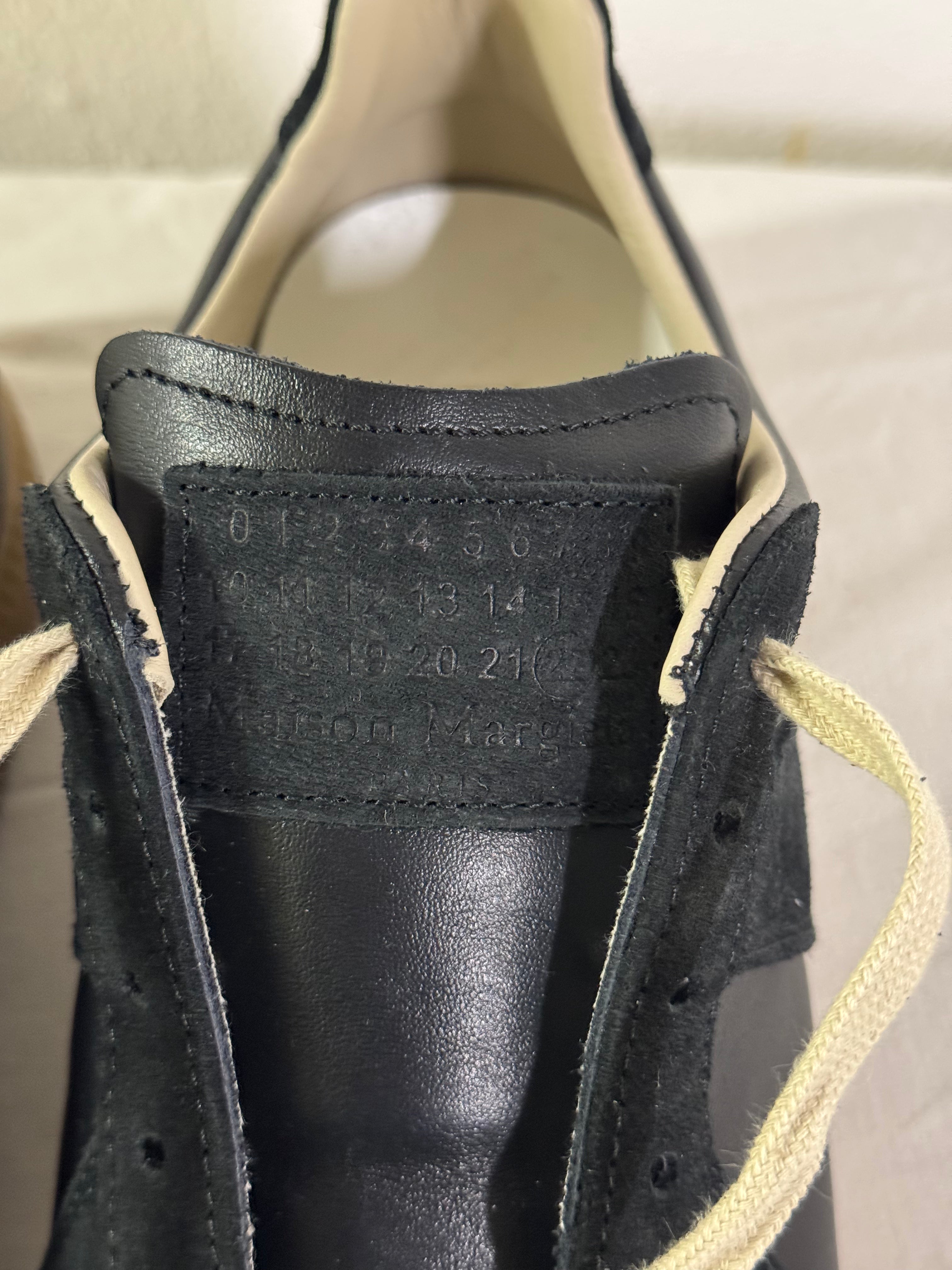 REPLICA GAT Low-Top Sneakers Black / Gum