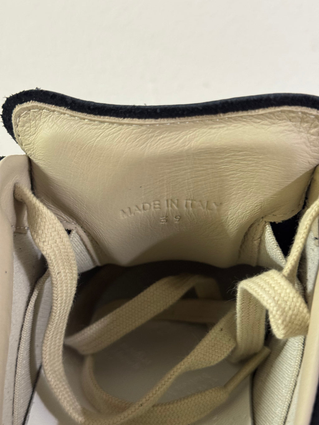 REPLICA GAT Low-Top Sneakers Black / Gum
