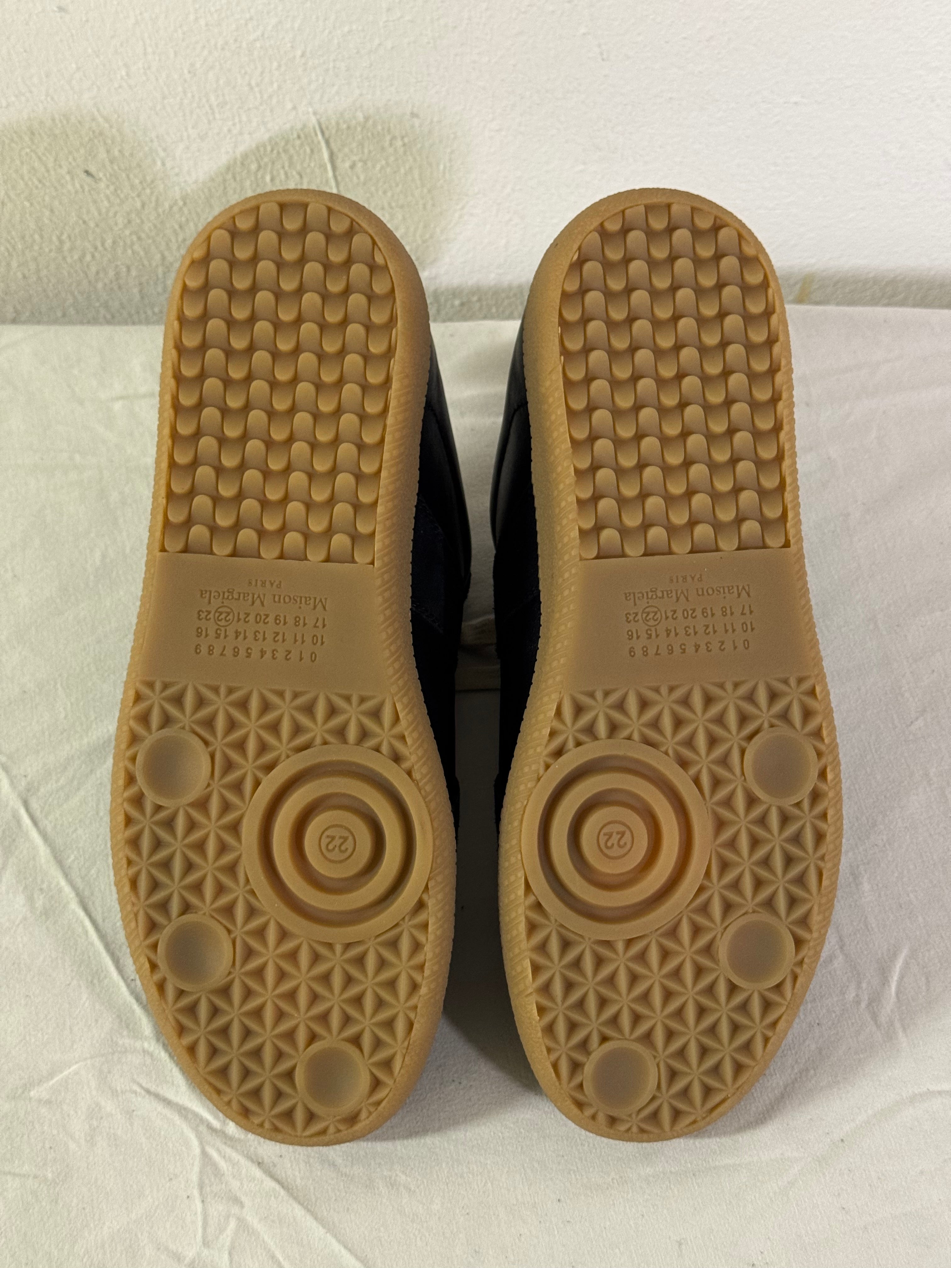 REPLICA GAT Low-Top Sneakers Black / Gum
