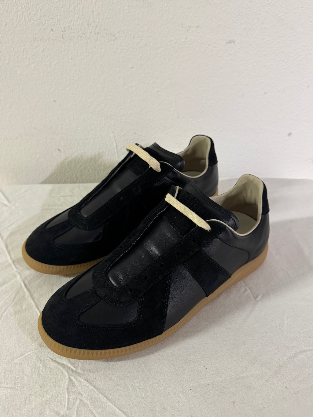 REPLICA GAT Low-Top Sneakers Black / Gum