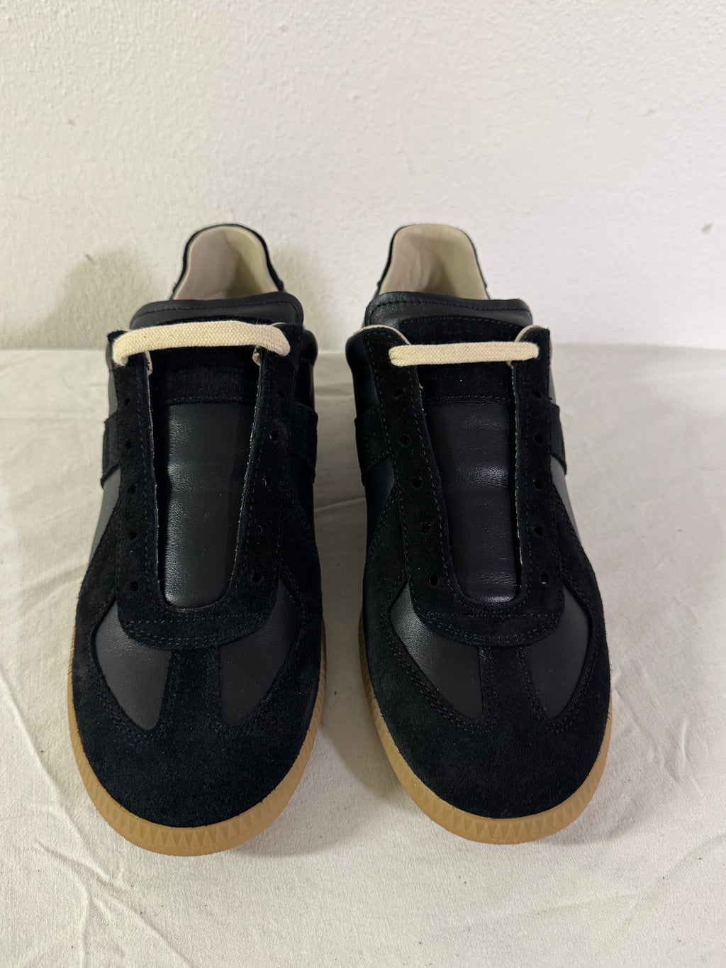 REPLICA GAT Low-Top Sneakers Black / Gum