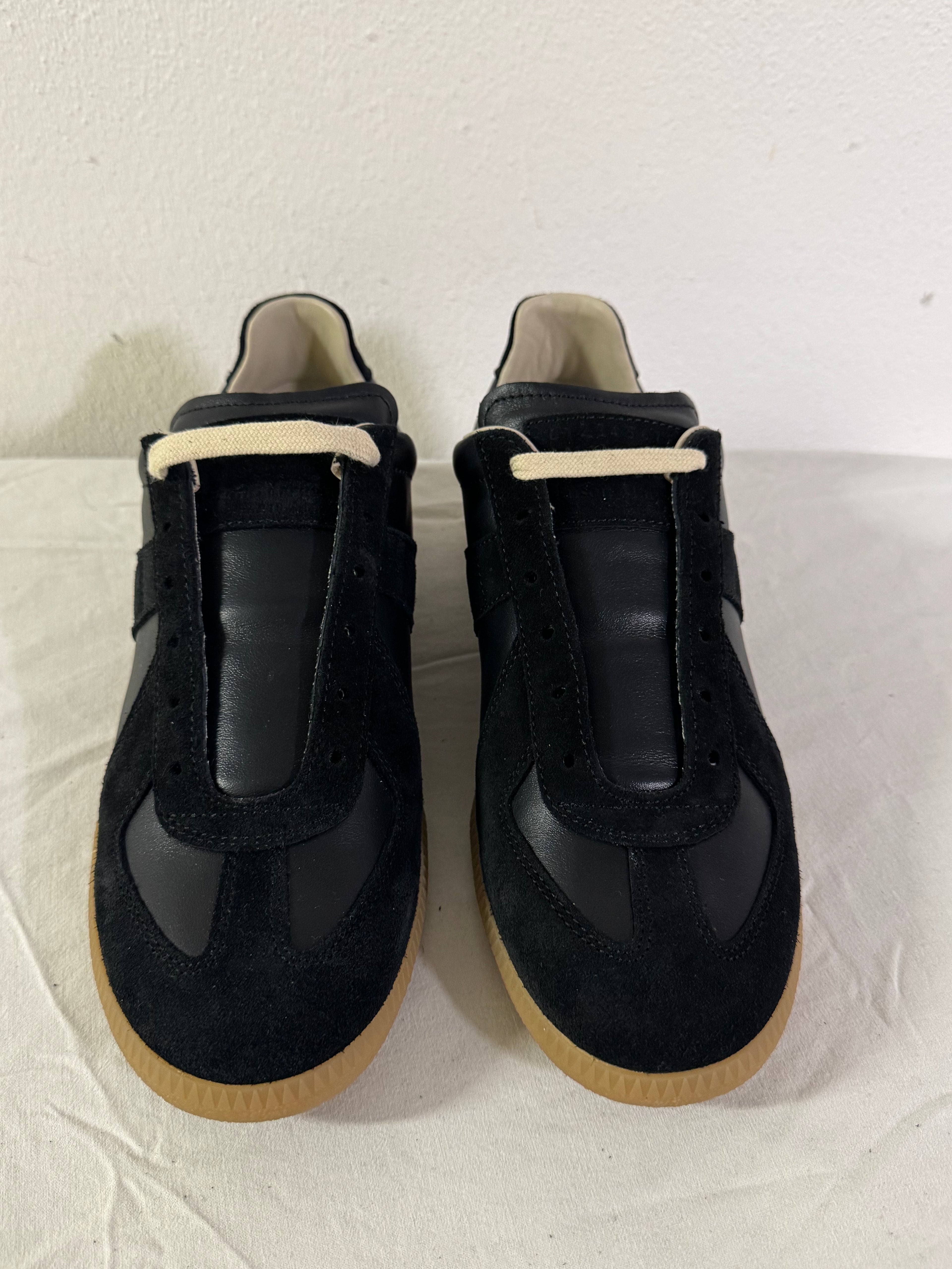 REPLICA GAT Low-Top Sneakers Black / Gum