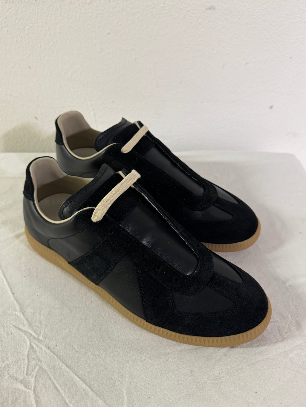 REPLICA GAT Low-Top Sneakers Black / Gum