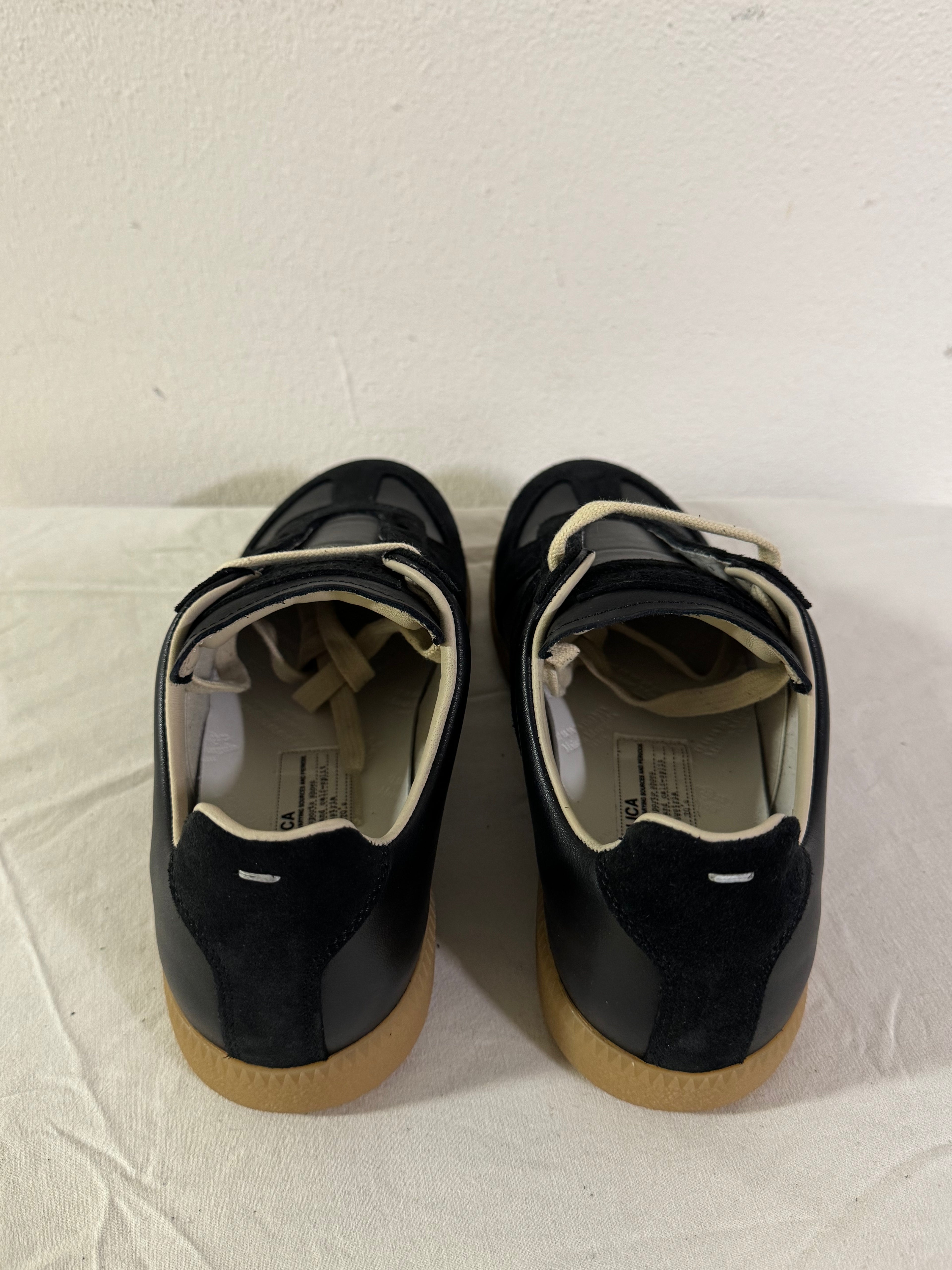 REPLICA GAT Low-Top Sneakers Black / Gum