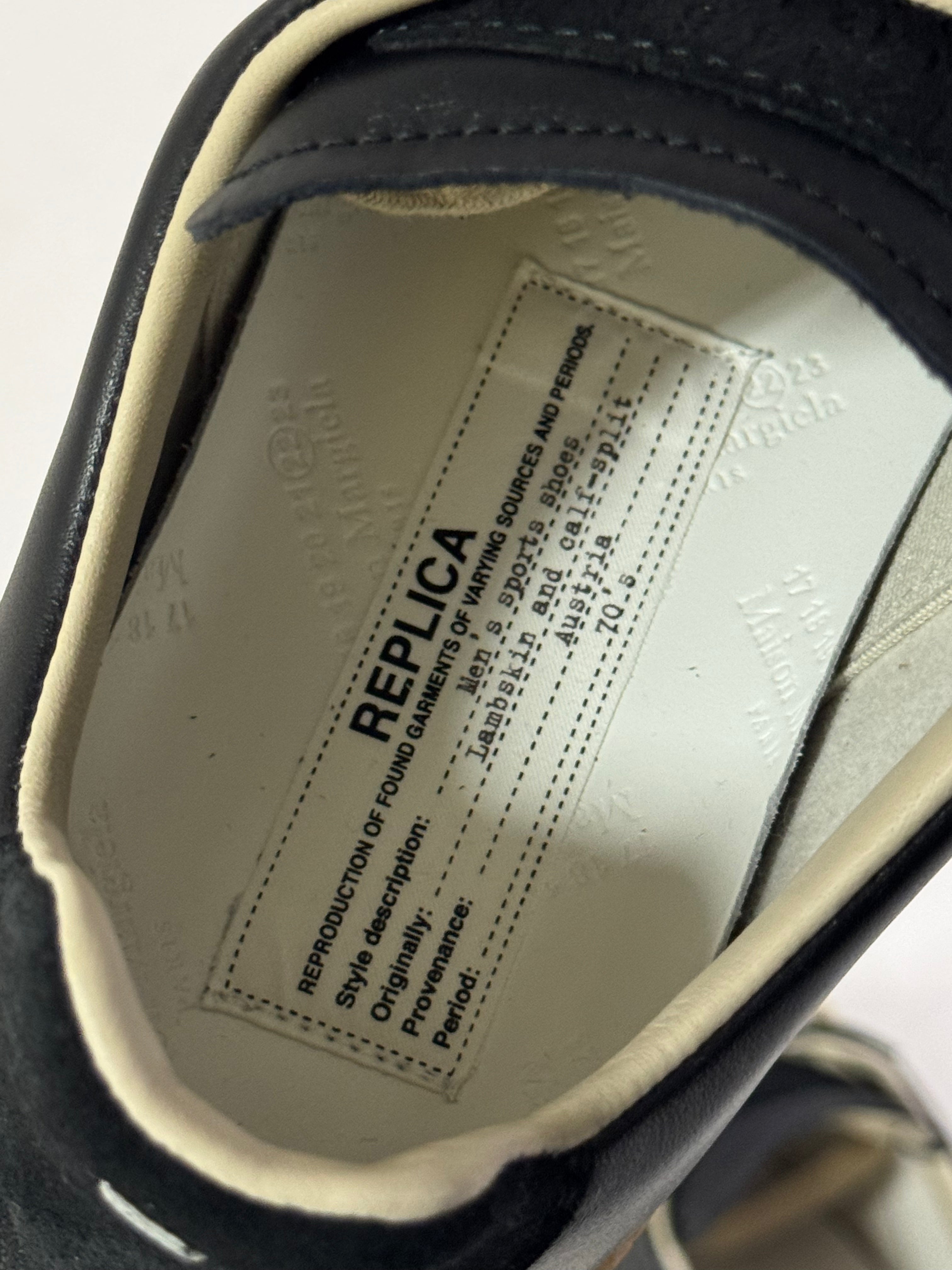 REPLICA GAT Low-Top Sneakers Black / Gum