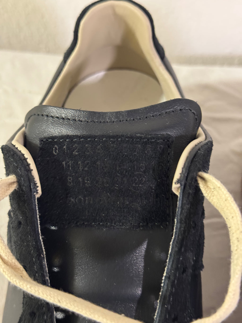 REPLICA GAT Low-Top Sneakers Black / Gum