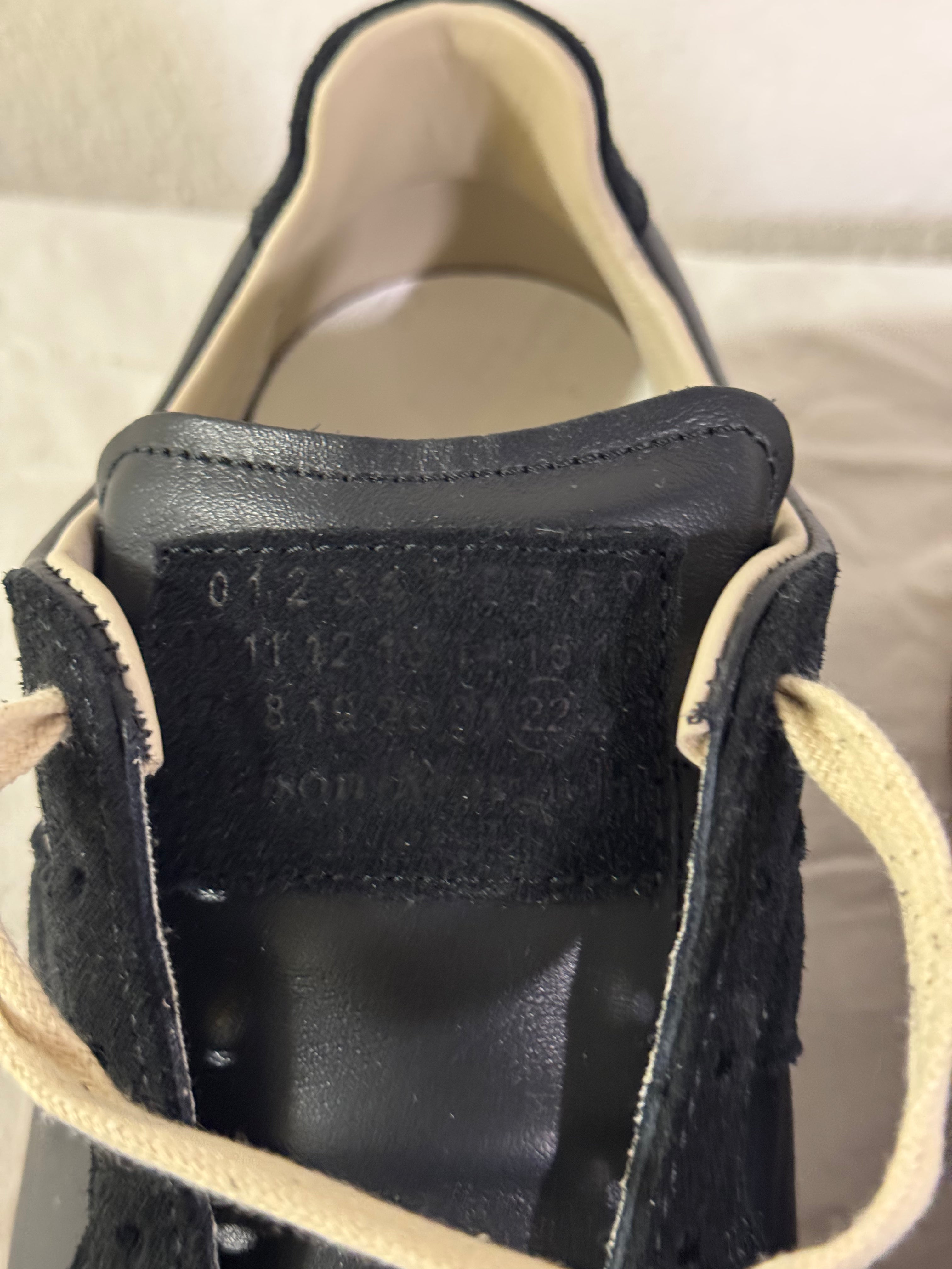 REPLICA GAT Low-Top Sneakers Black / Gum