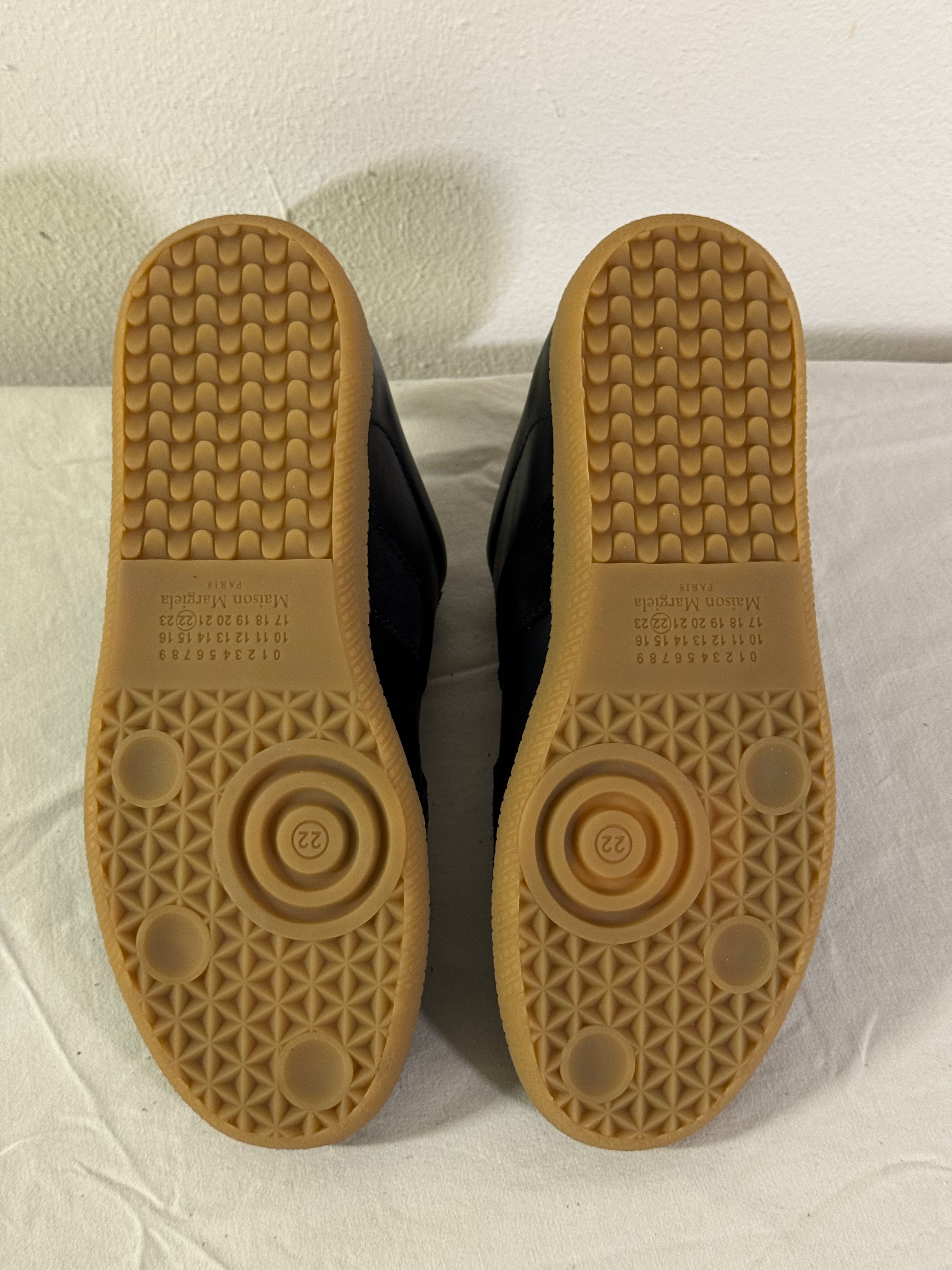 REPLICA GAT Low-Top Sneakers Black / Gum
