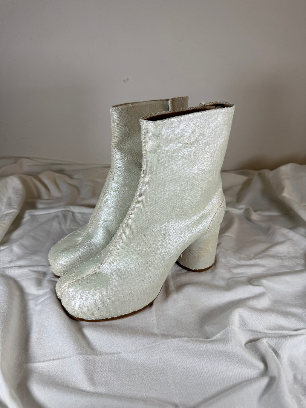 Tabi Ankle Boots Flocked Lamé White