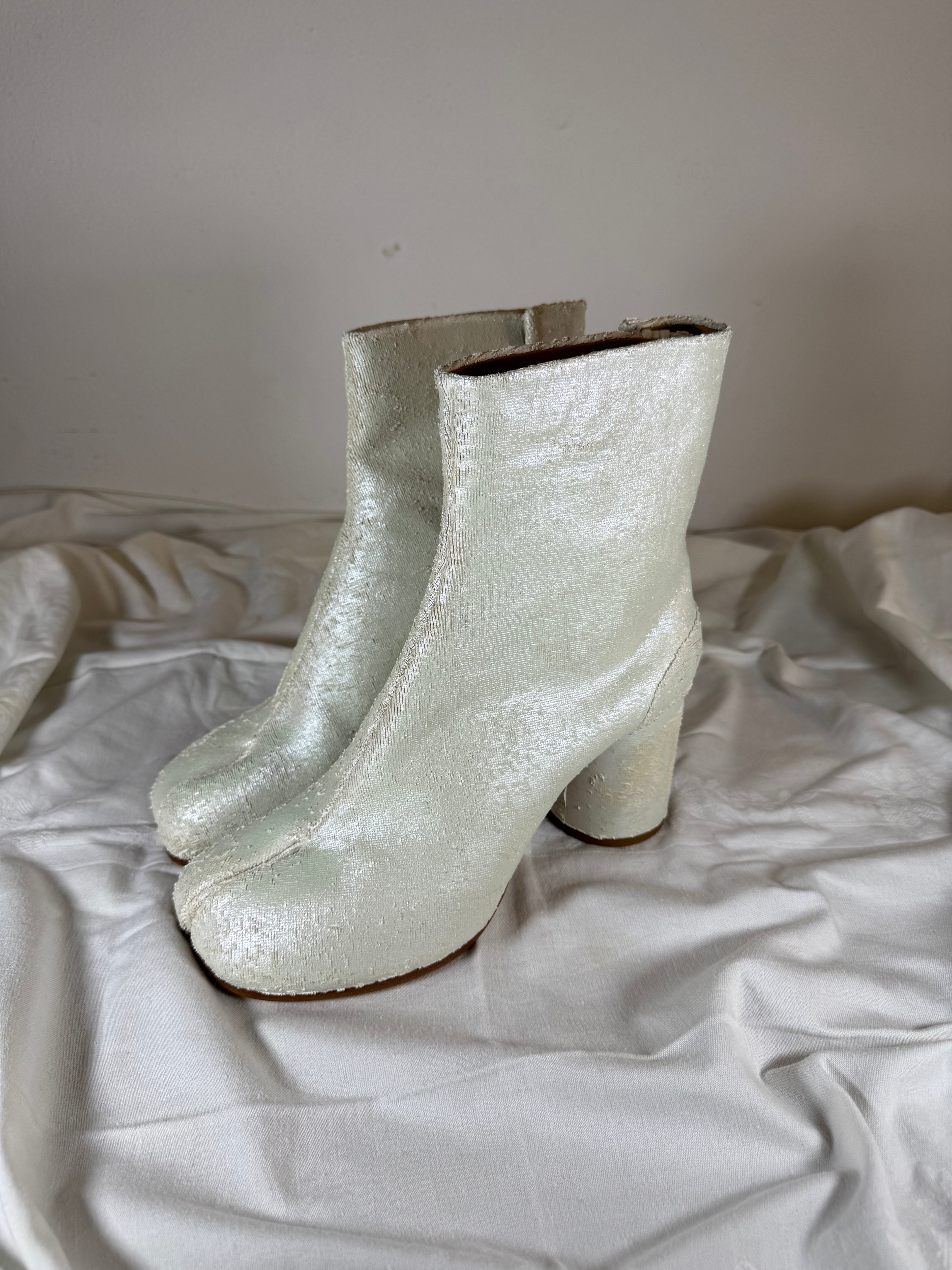 Tabi Ankle Boots Flocked Lamé White