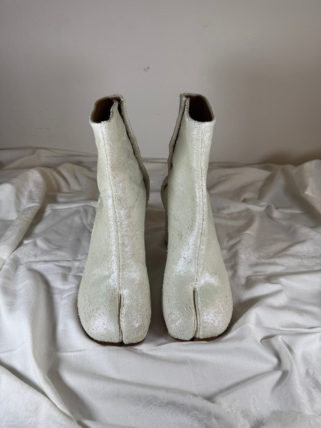 Tabi Ankle Boots Flocked Lamé White