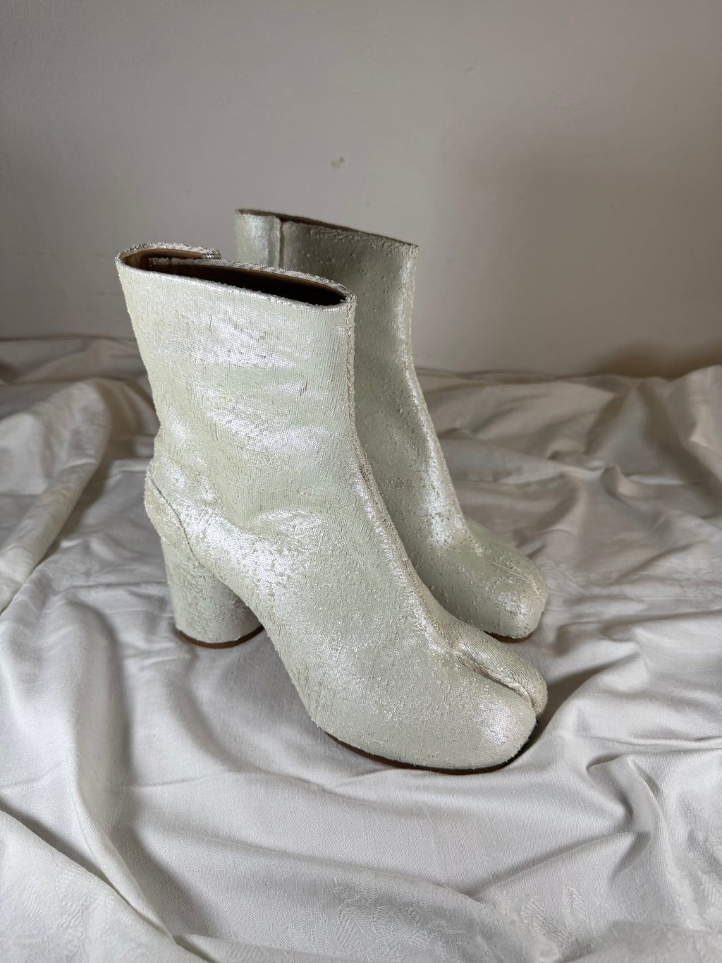 Tabi Ankle Boots Flocked Lamé White