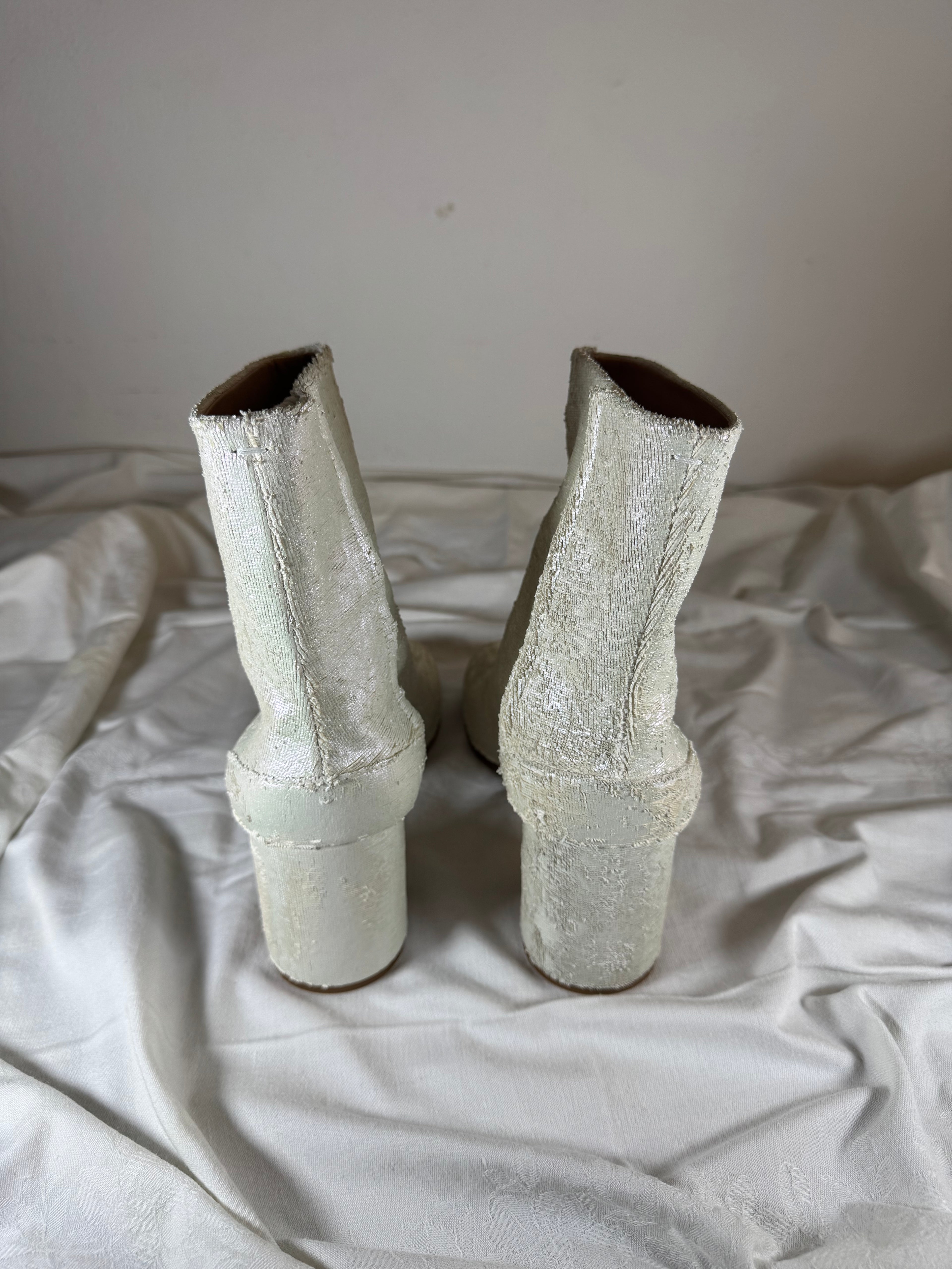 Tabi Ankle Boots Flocked Lamé White