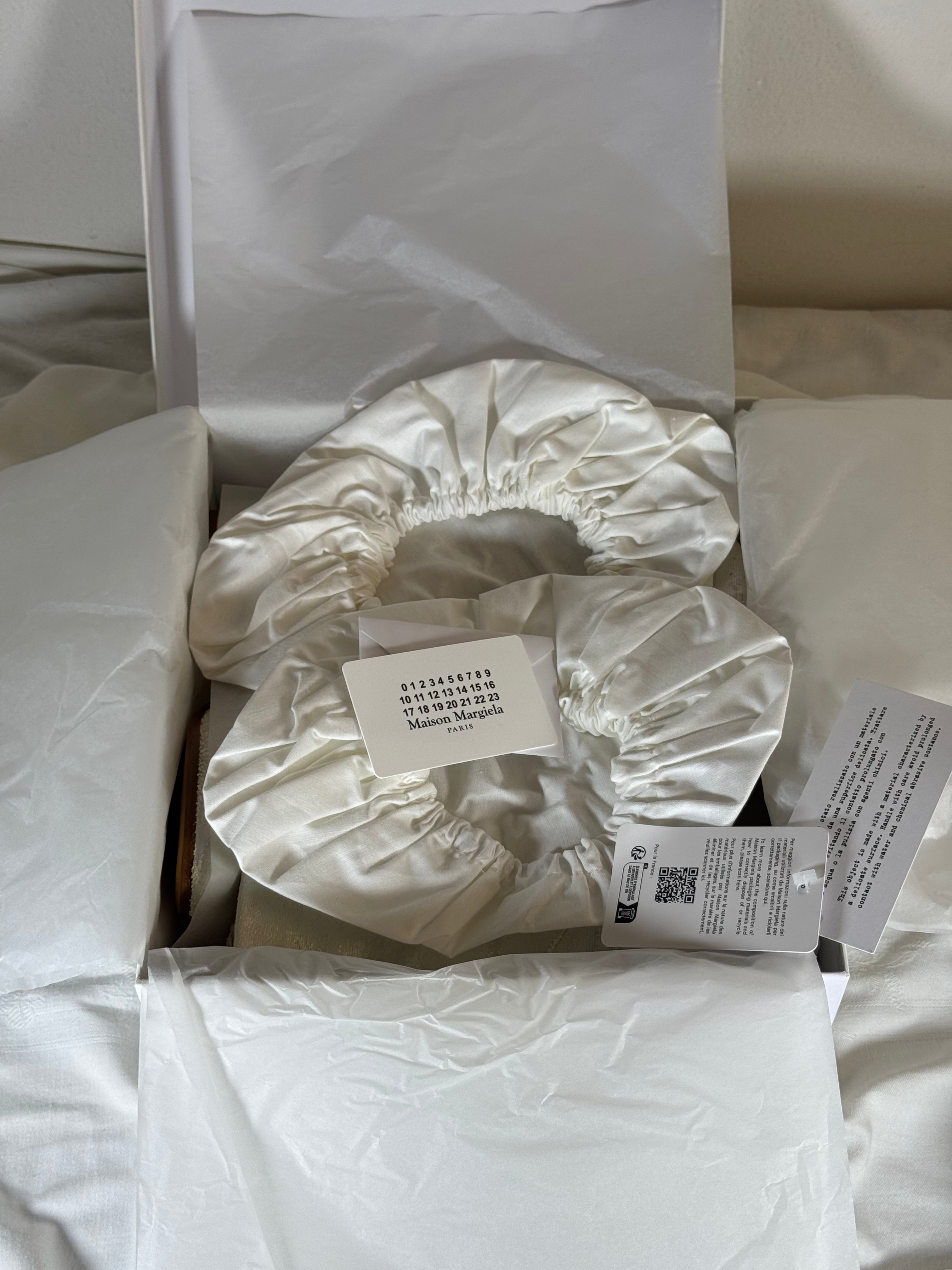 Tabi Ankle Boots Flocked Lamé White