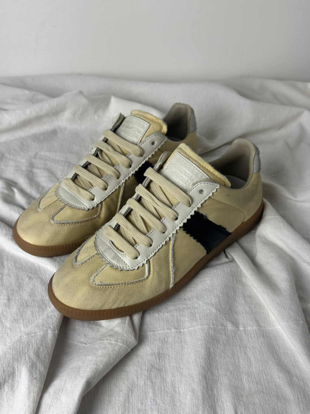 REPLICA GAT Low-Top Sneakers Yellow / Black / Gum
