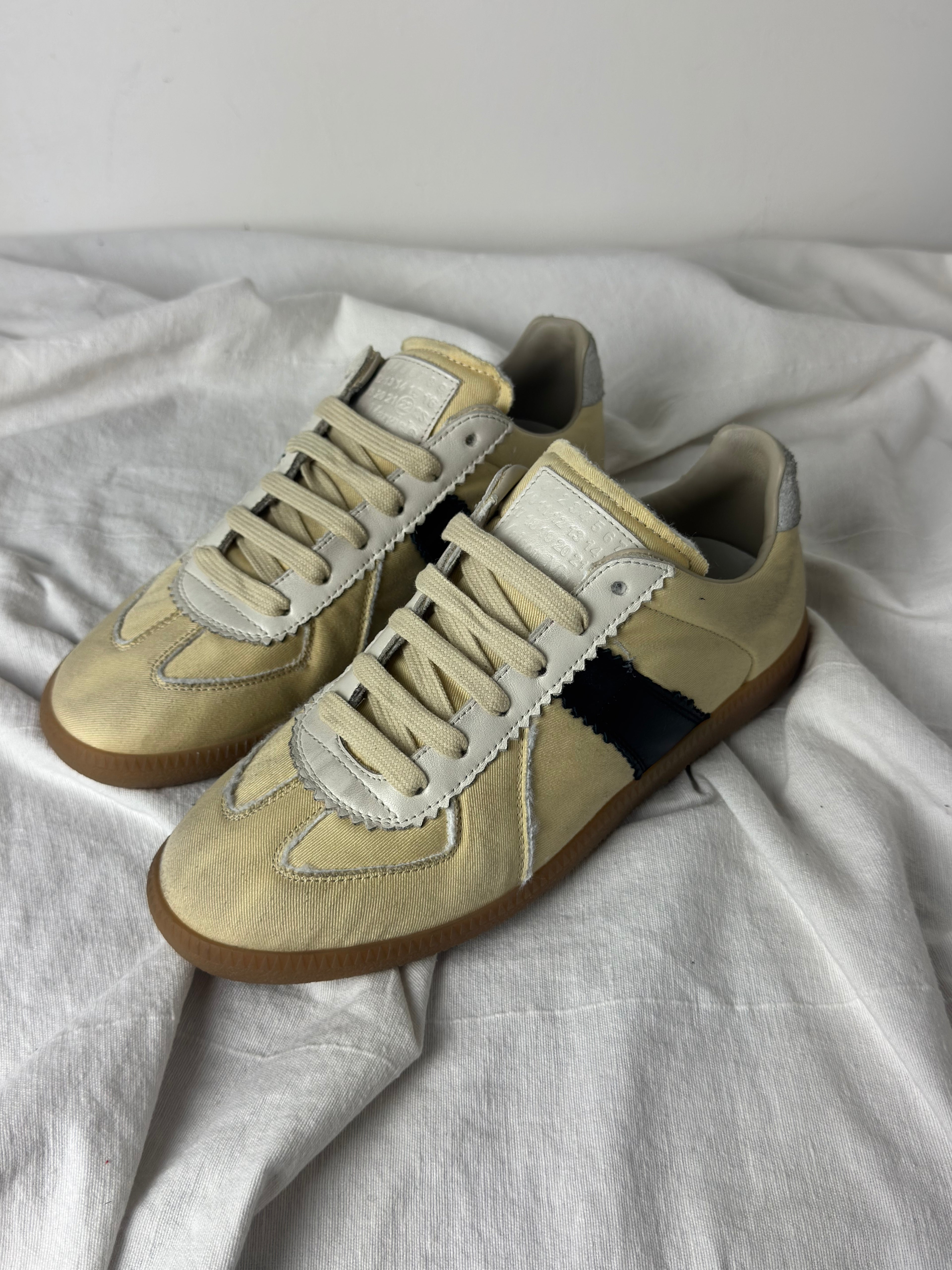 REPLICA GAT Low-Top Sneakers Yellow / Black / Gum
