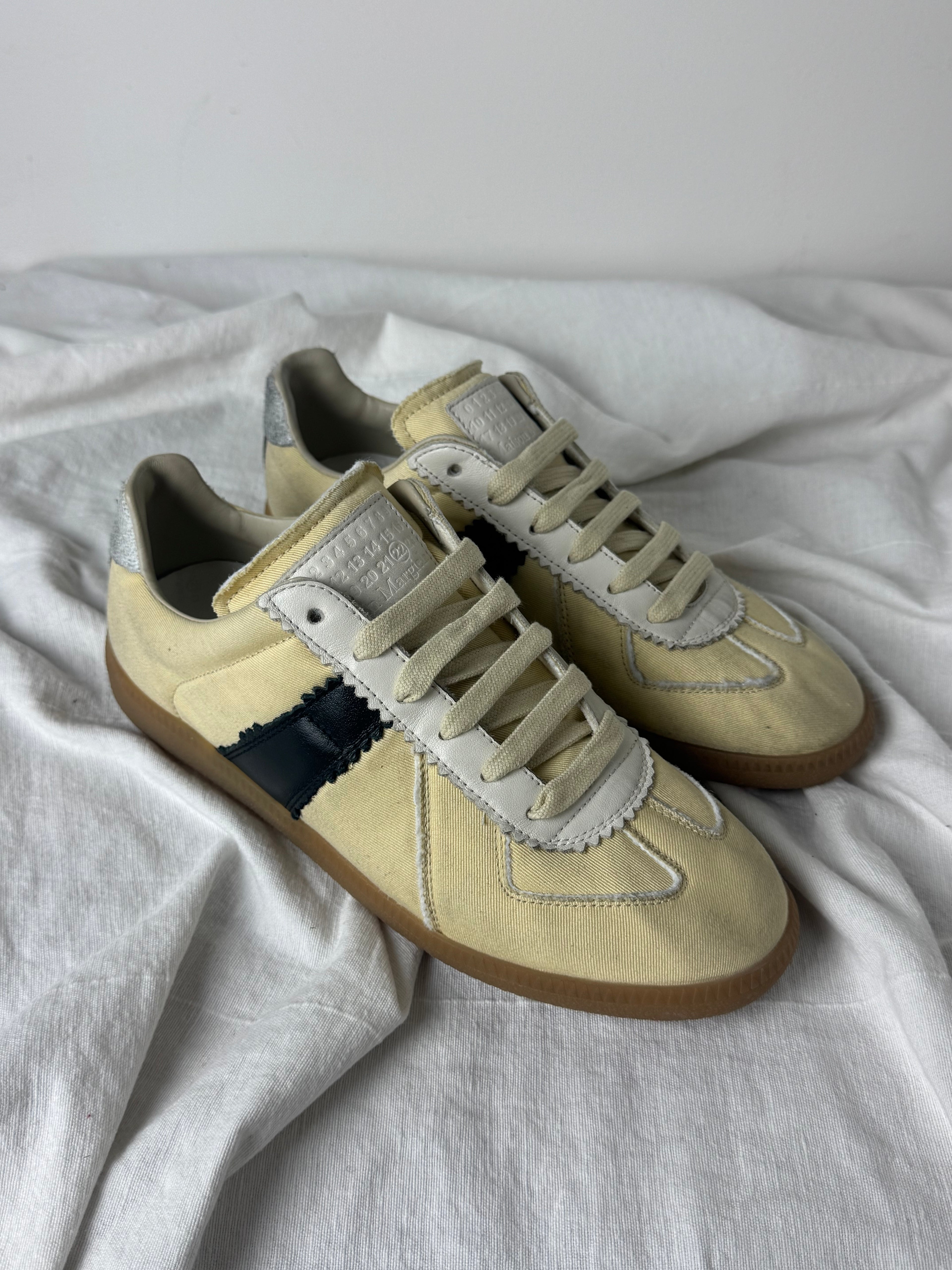 REPLICA GAT Low-Top Sneakers Yellow / Black / Gum