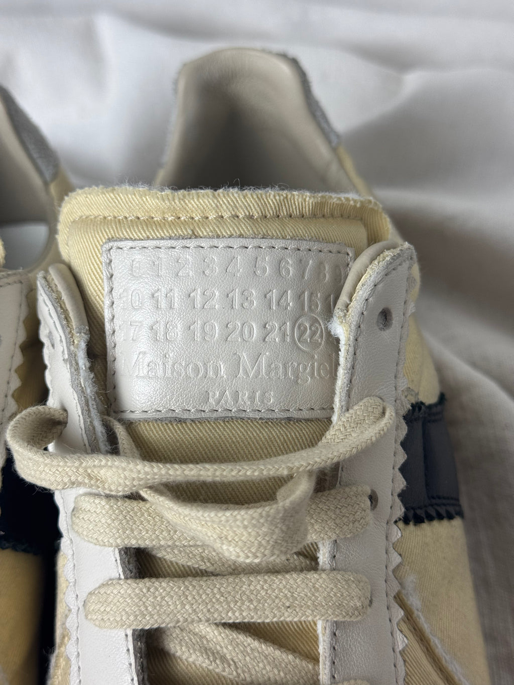 REPLICA GAT Low-Top Sneakers Yellow / Black / Gum