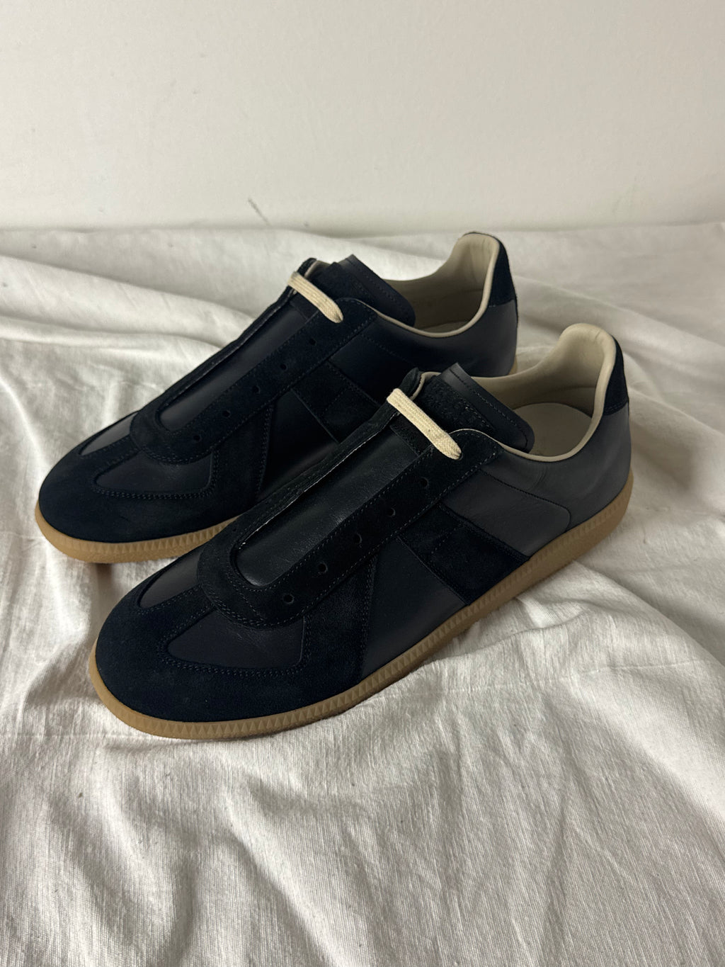 REPLICA GAT Low-Top Sneakers Black / Gum