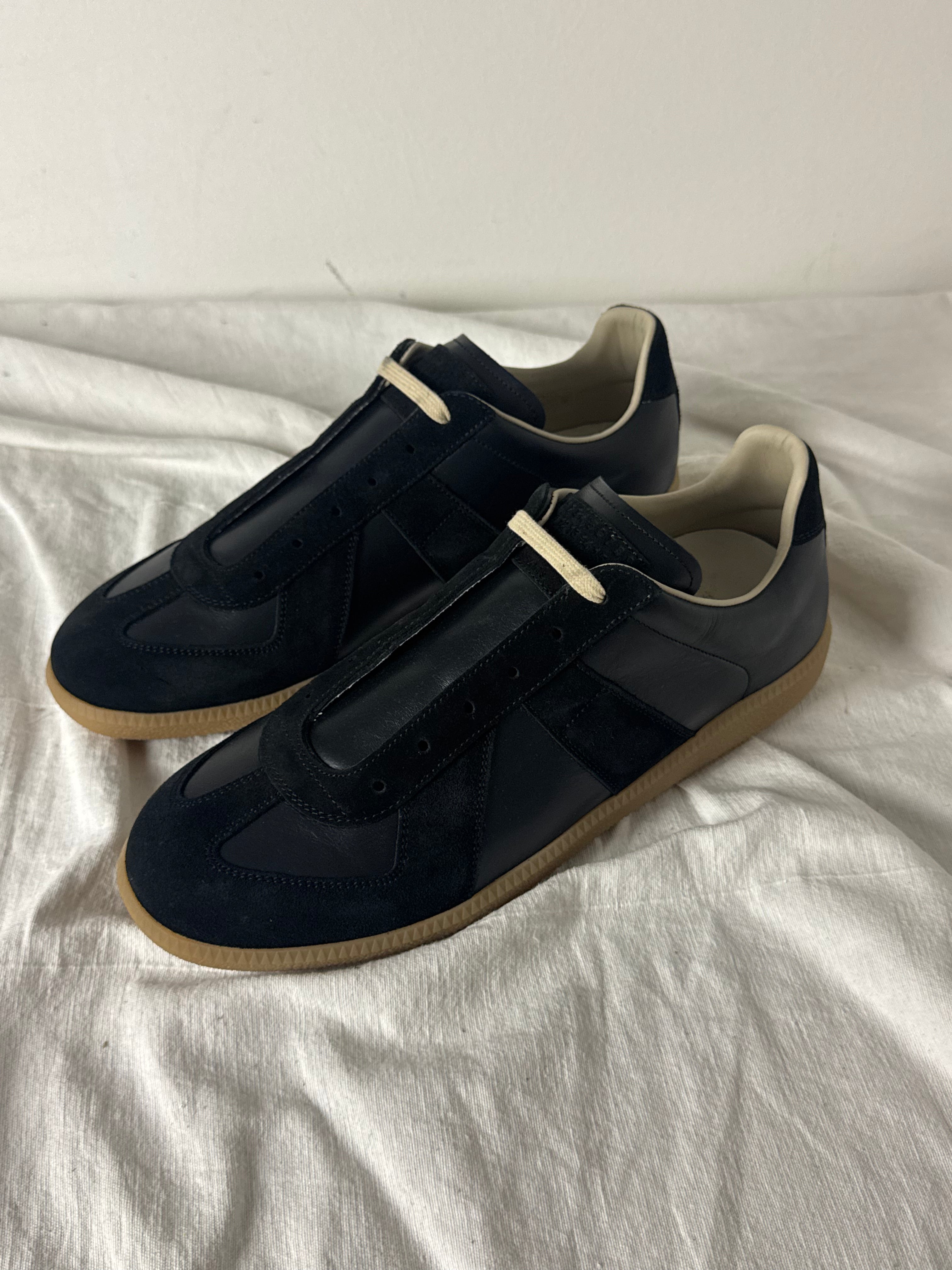 REPLICA GAT Low-Top Sneakers Black / Gum