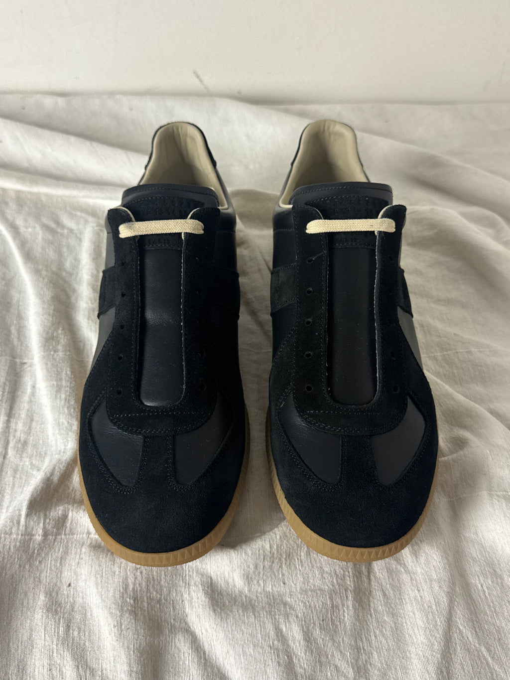 REPLICA GAT Low-Top Sneakers Black / Gum
