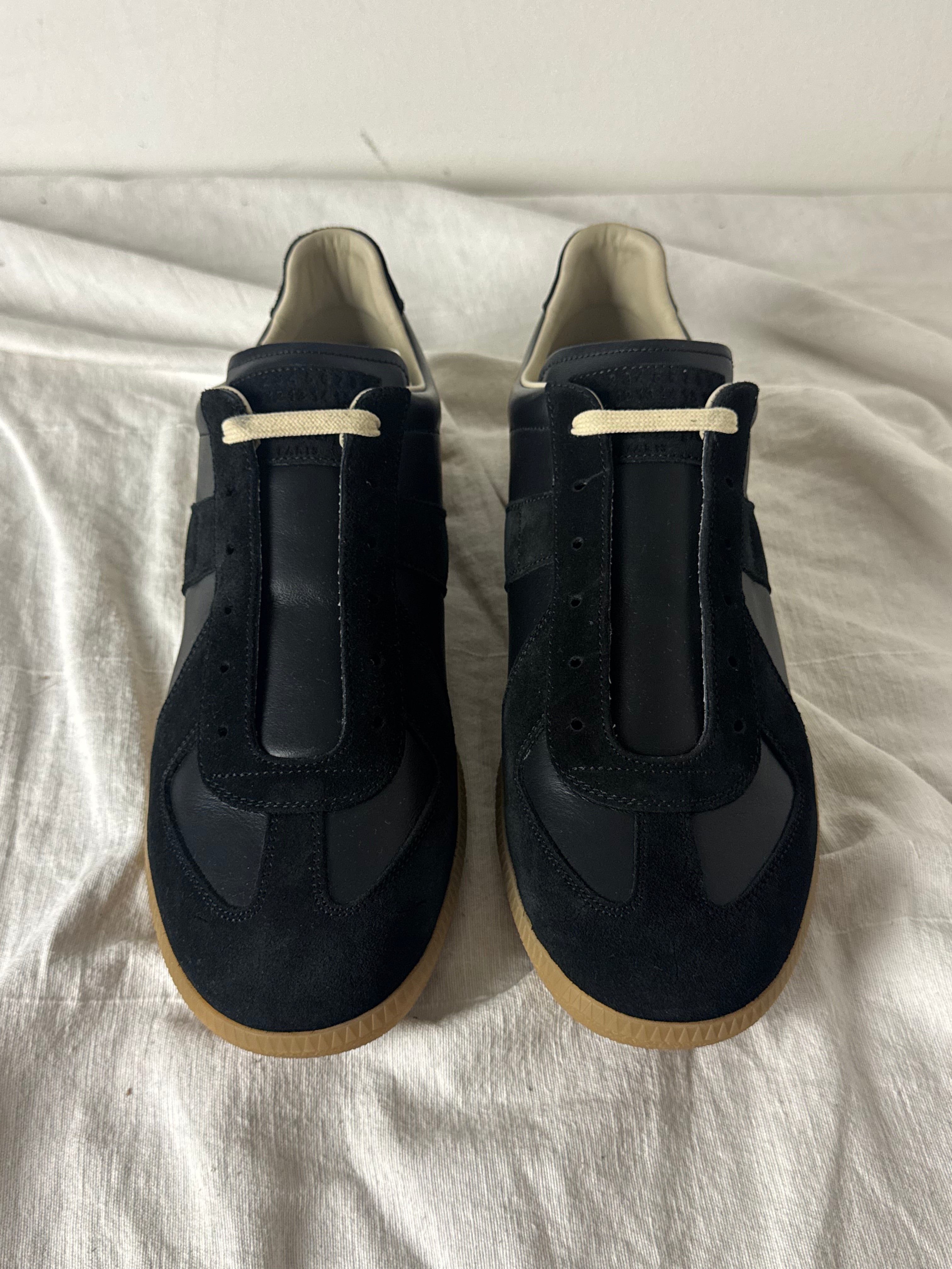 REPLICA GAT Low-Top Sneakers Black / Gum