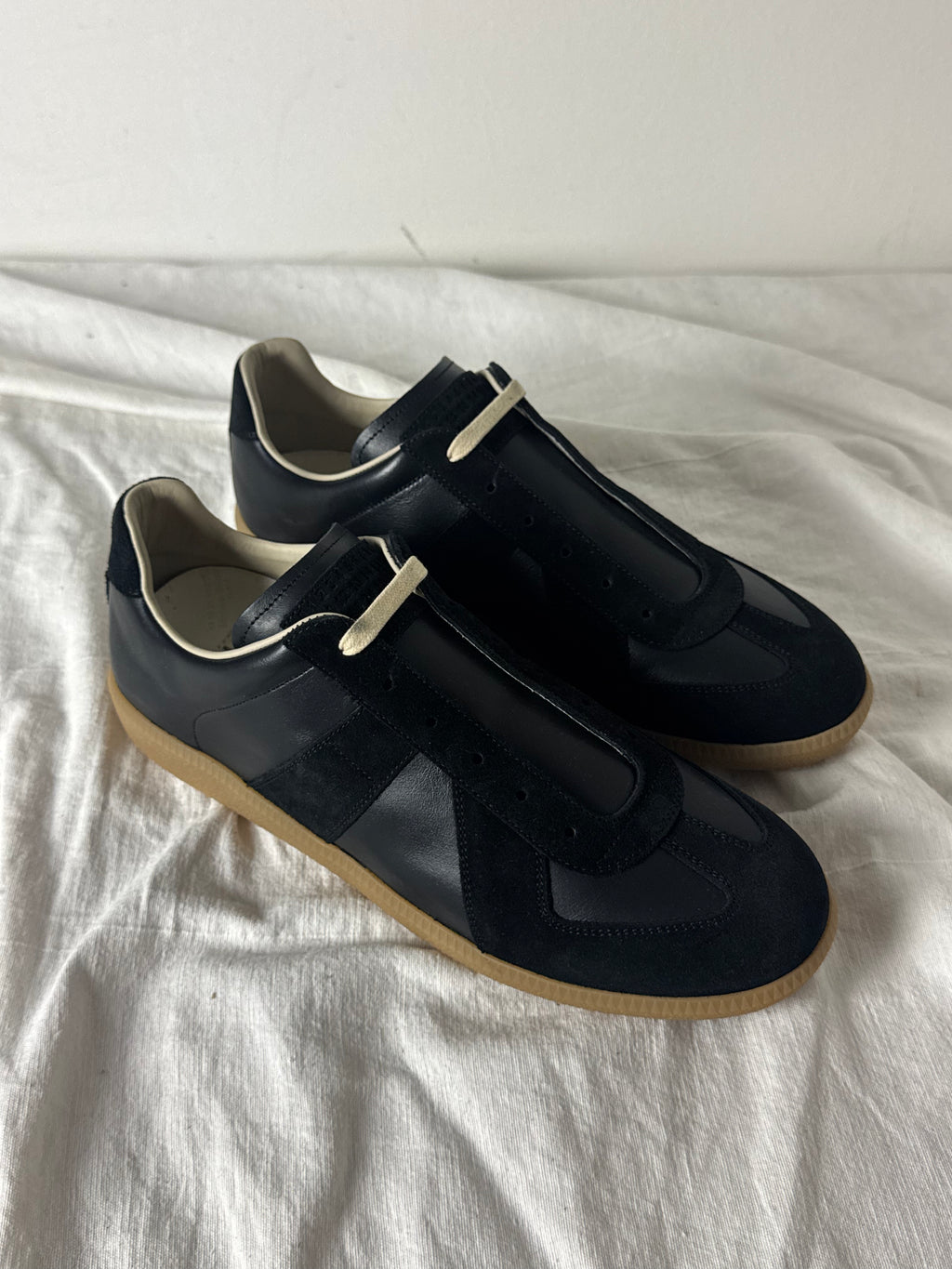 REPLICA GAT Low-Top Sneakers Black / Gum
