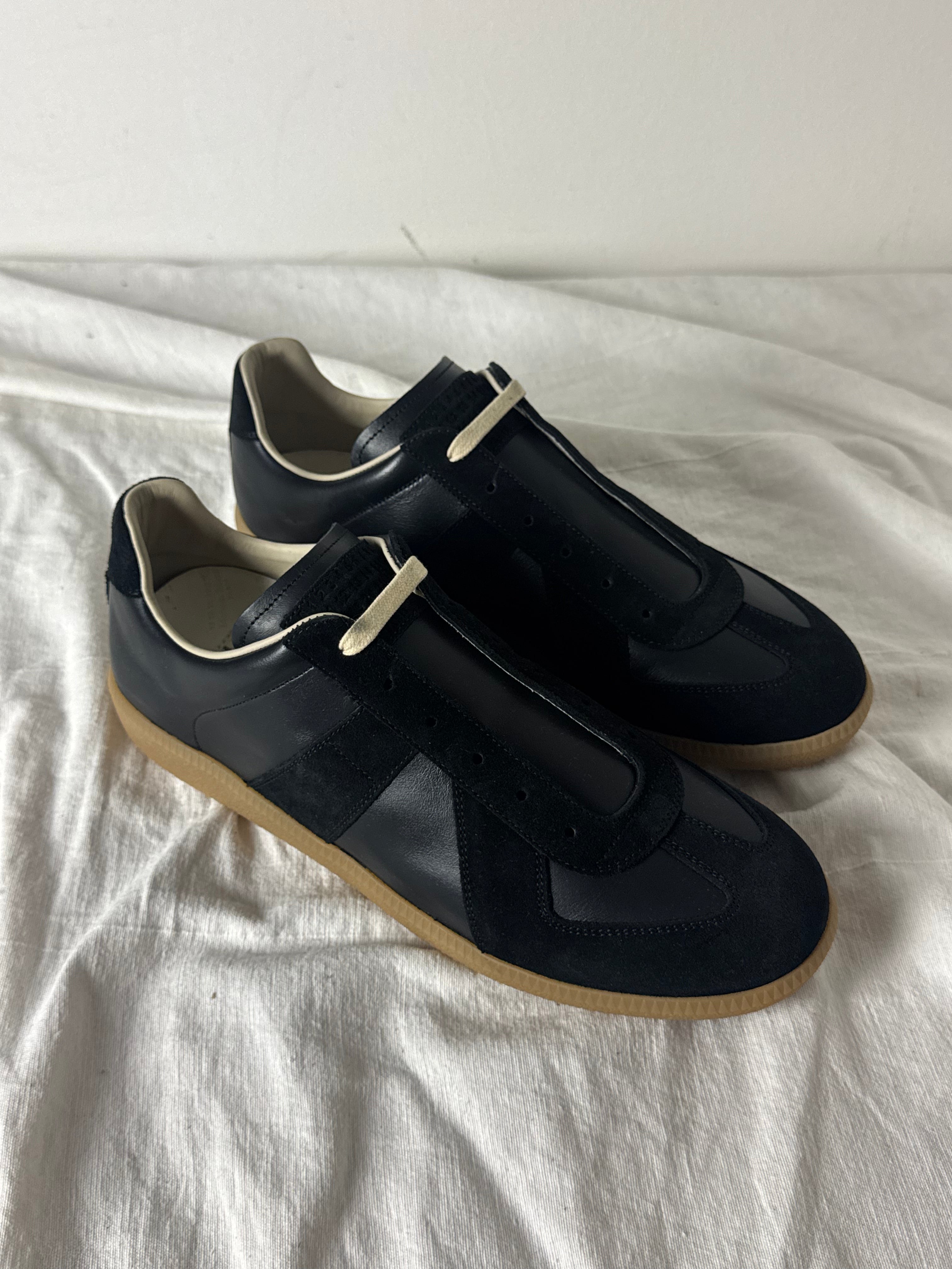 REPLICA GAT Low-Top Sneakers Black / Gum