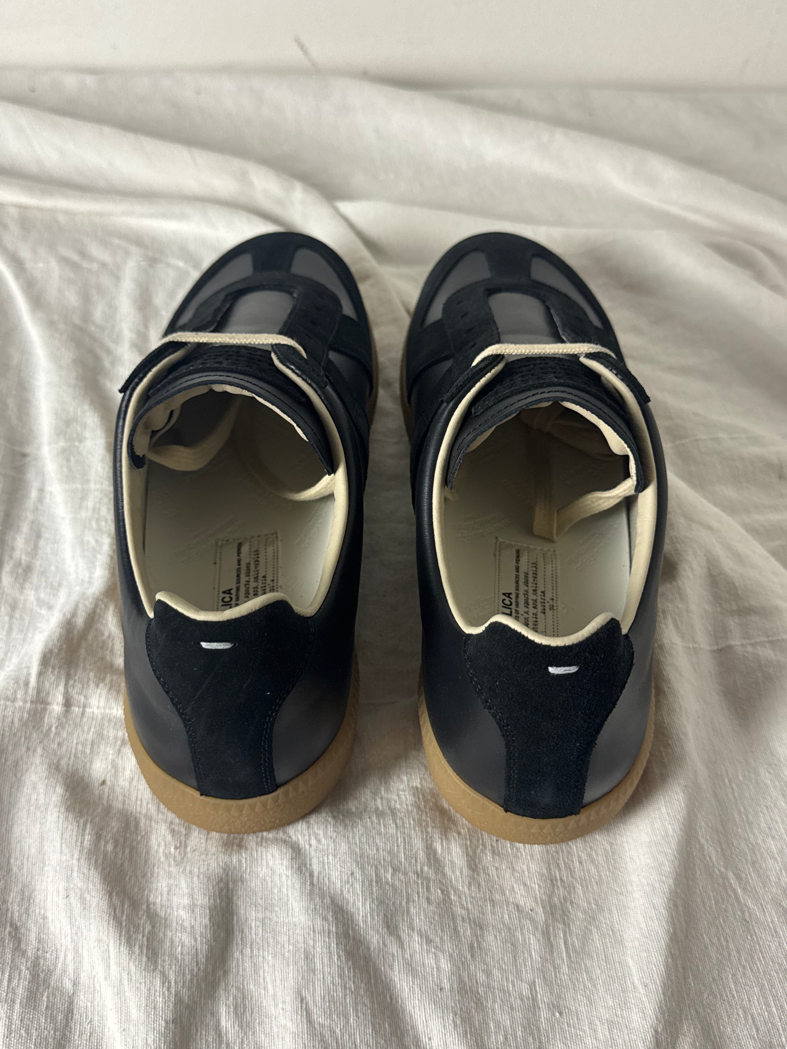 REPLICA GAT Low-Top Sneakers Black / Gum
