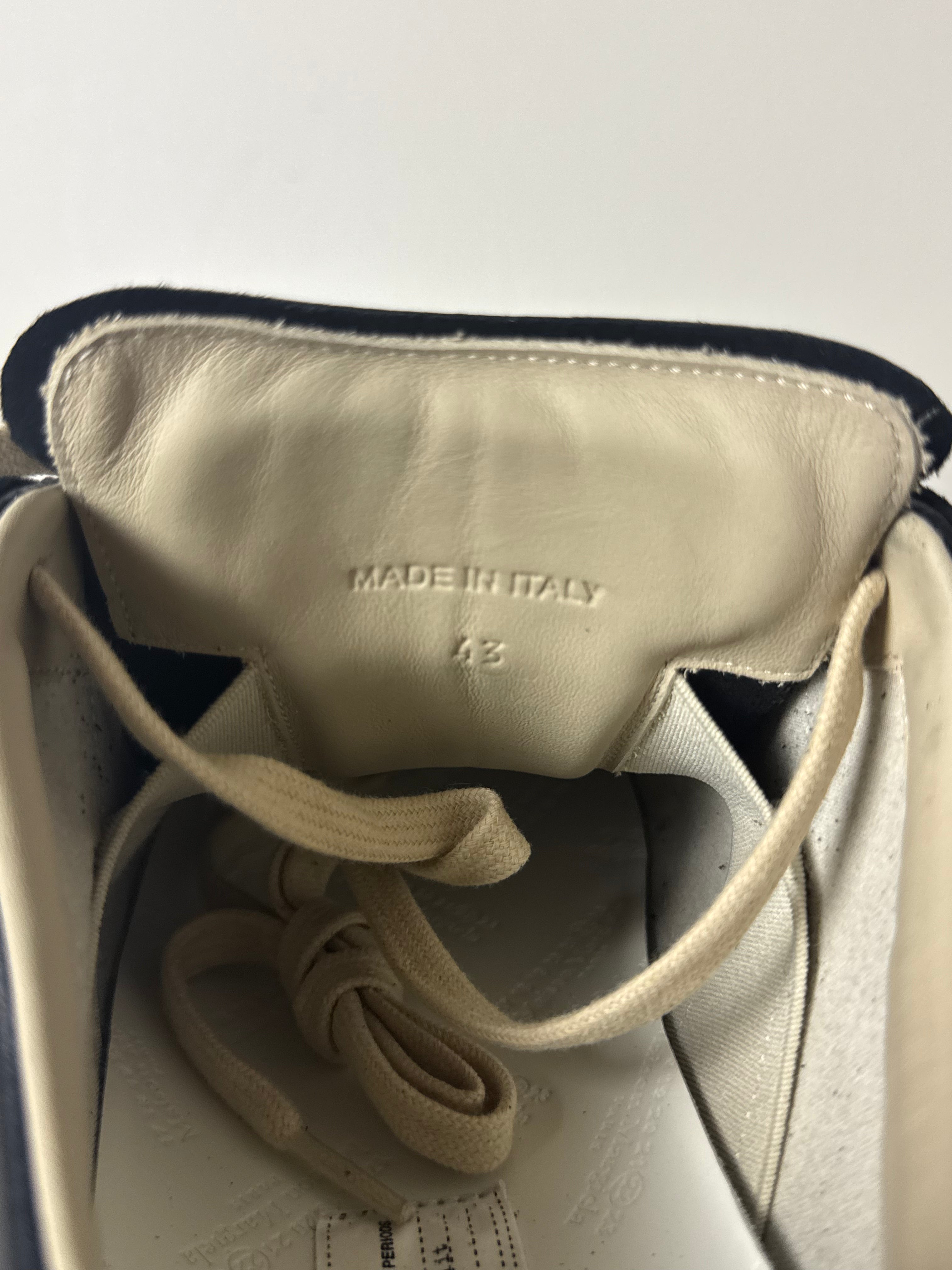 REPLICA GAT Low-Top Sneakers Black / Gum