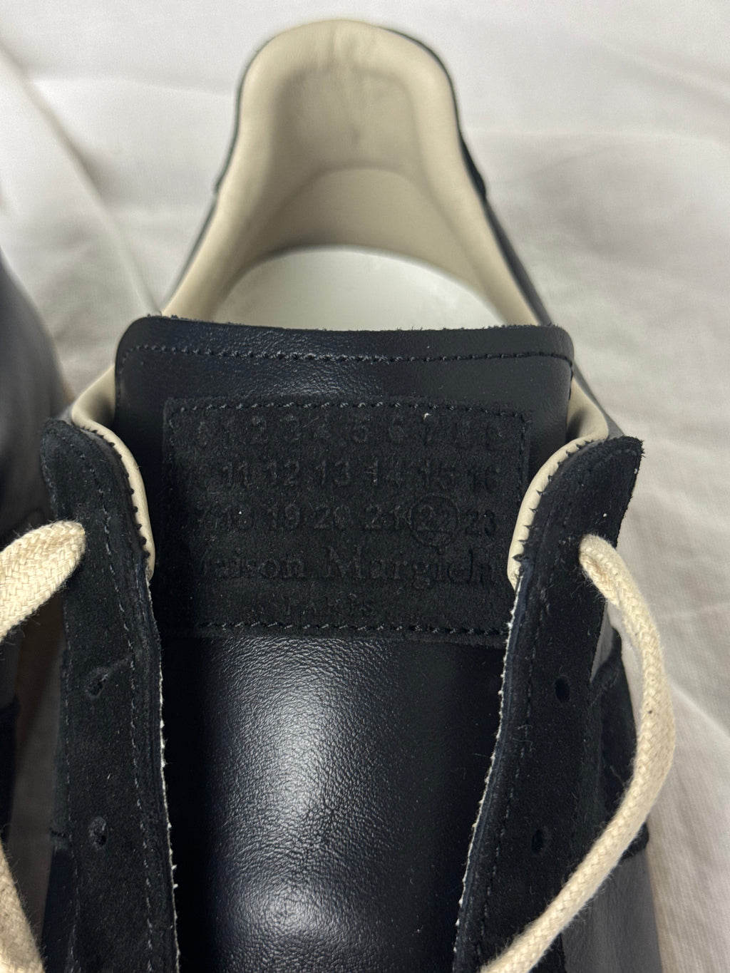 REPLICA GAT Low-Top Sneakers Black / Gum