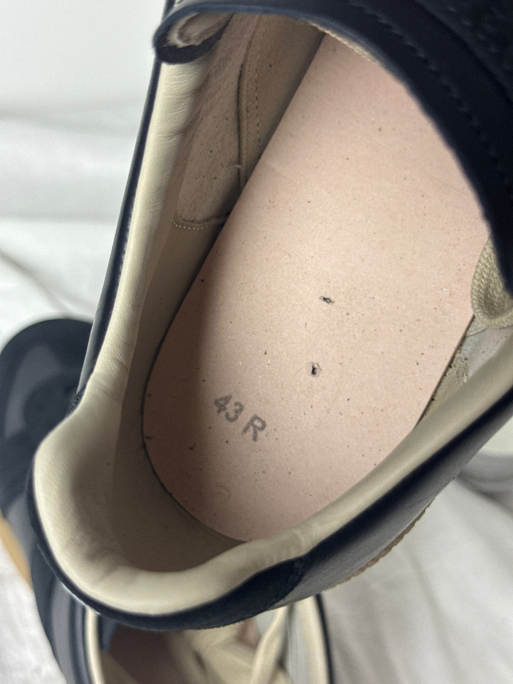 REPLICA GAT Low-Top Sneakers Black / Gum