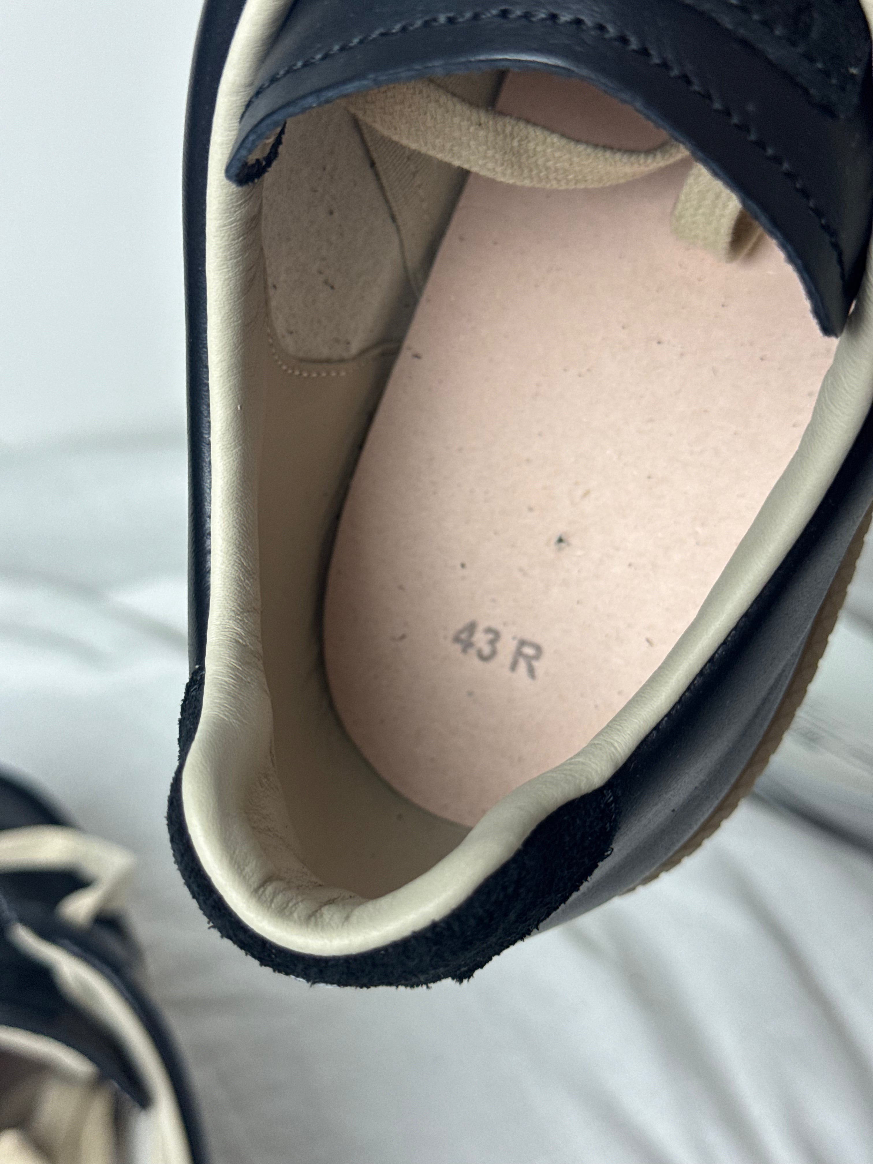 REPLICA GAT Low-Top Sneakers Black / Gum