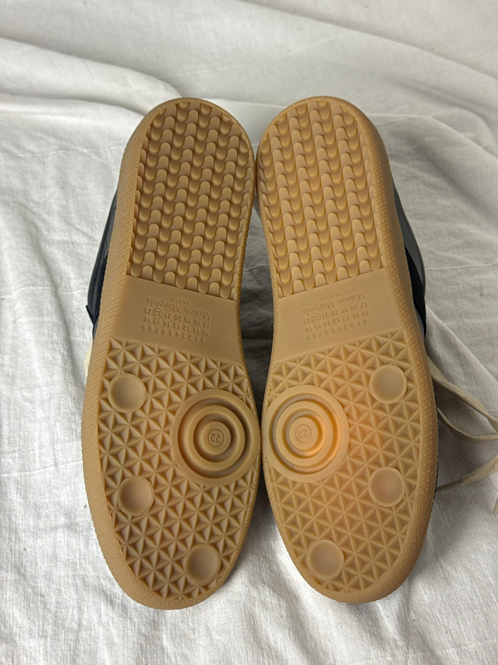 REPLICA GAT Low-Top Sneakers Black / Gum