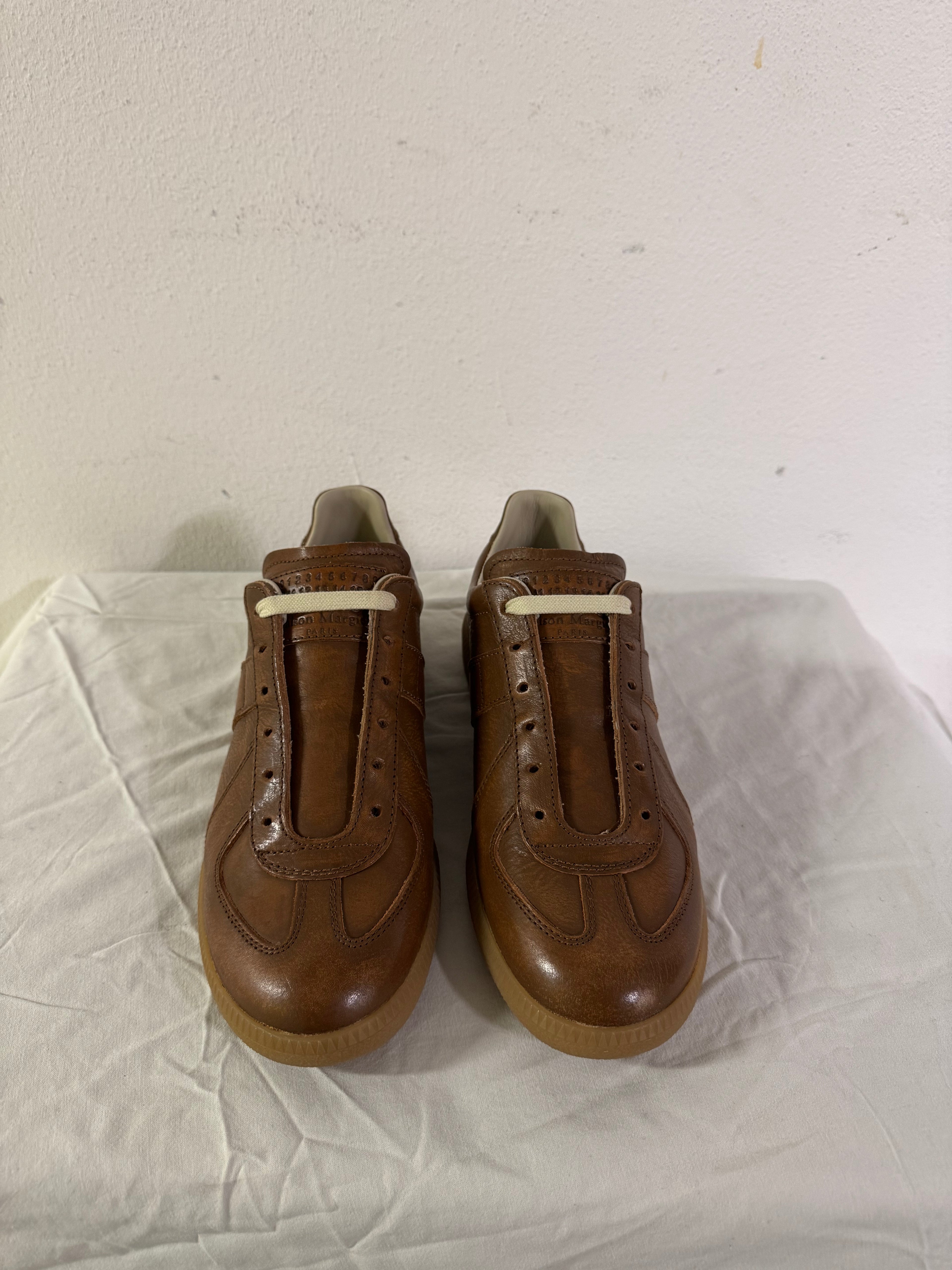 REPLICA GAT Low-Top Sneakers Brown / Gum