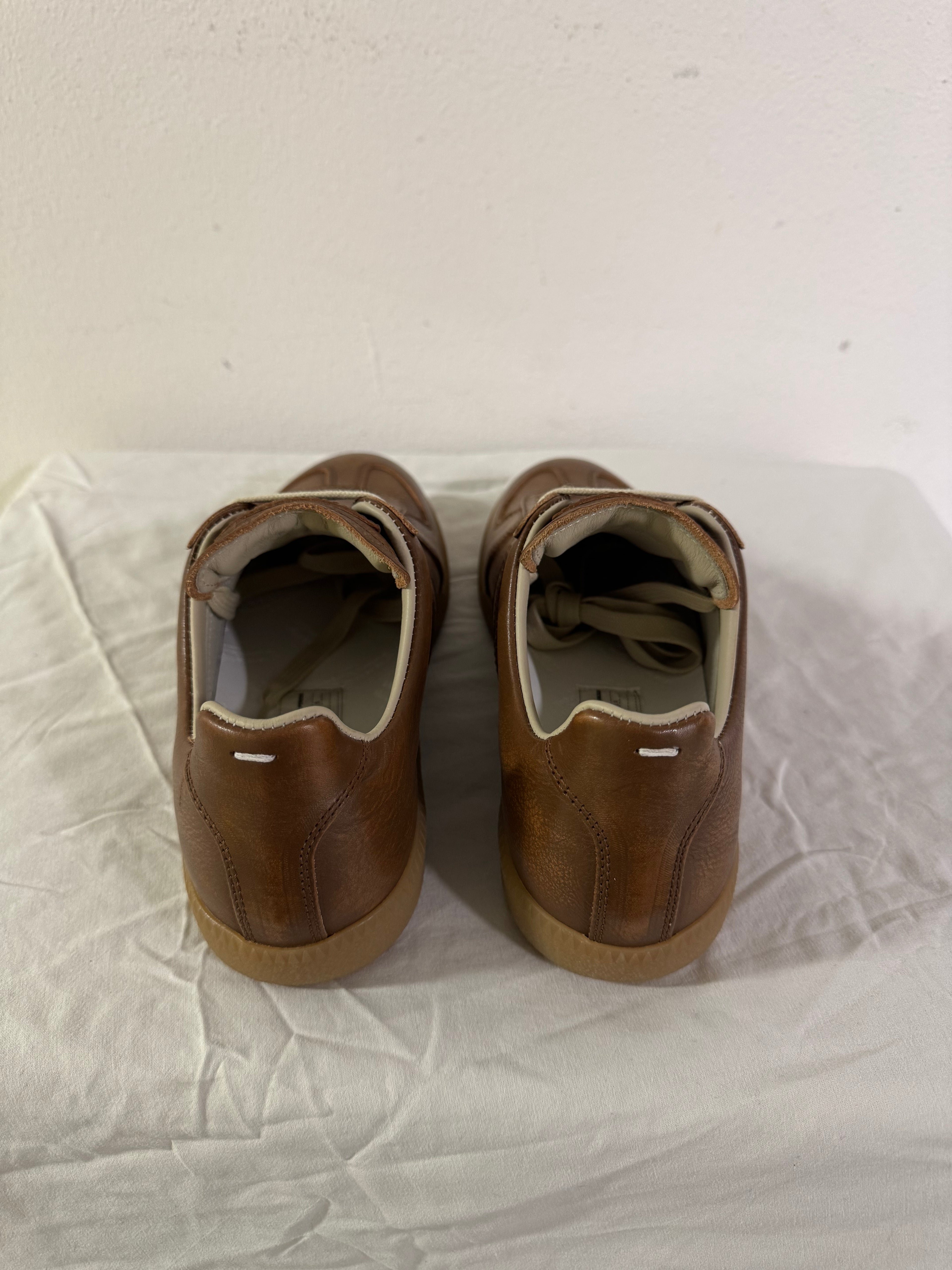 REPLICA GAT Low-Top Sneakers Brown / Gum