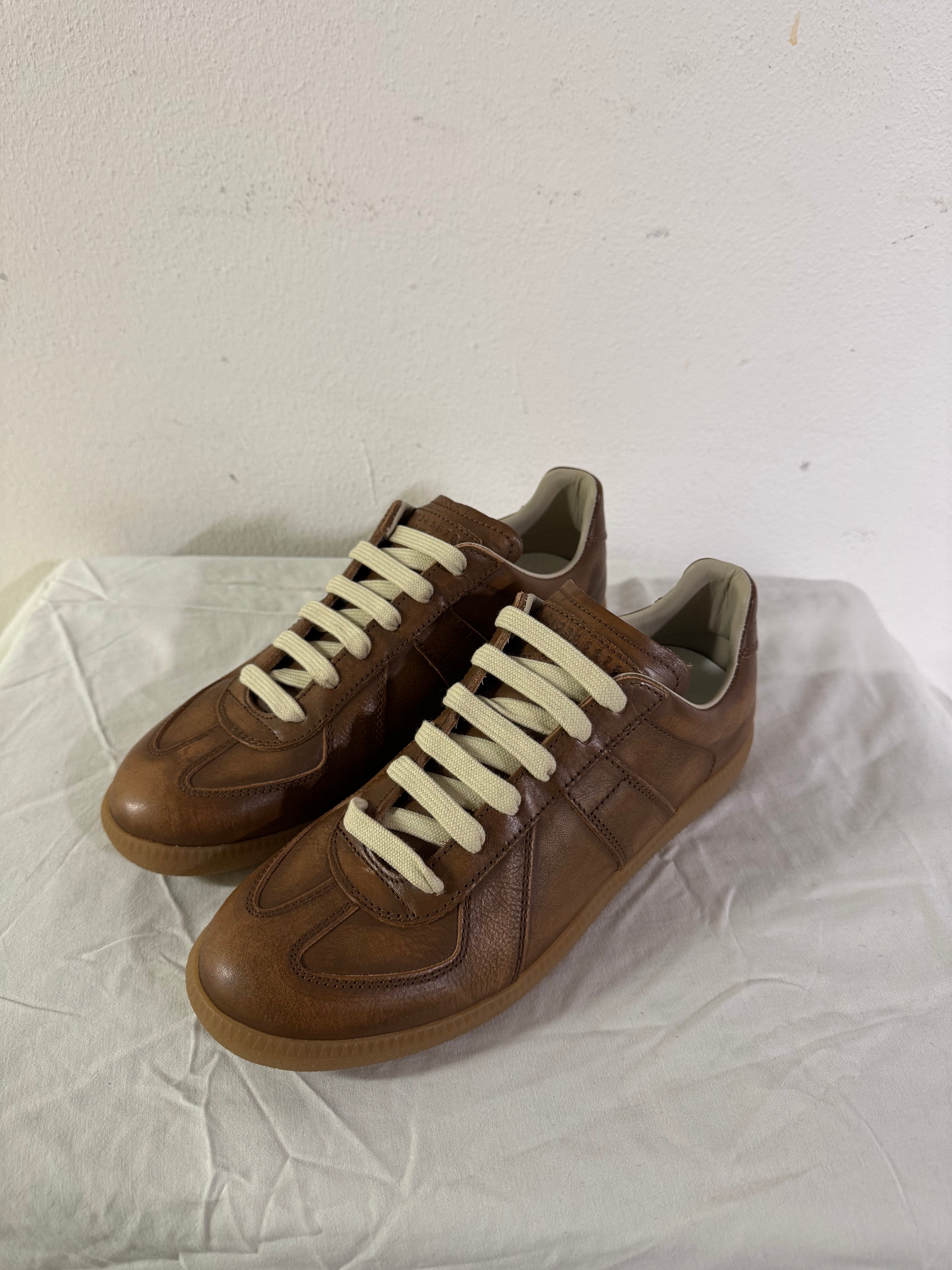REPLICA GAT Low-Top Sneakers Brown / Gum