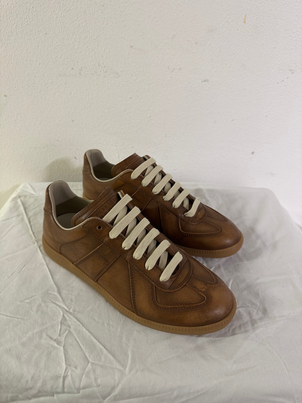 REPLICA GAT Low-Top Sneakers Brown / Gum