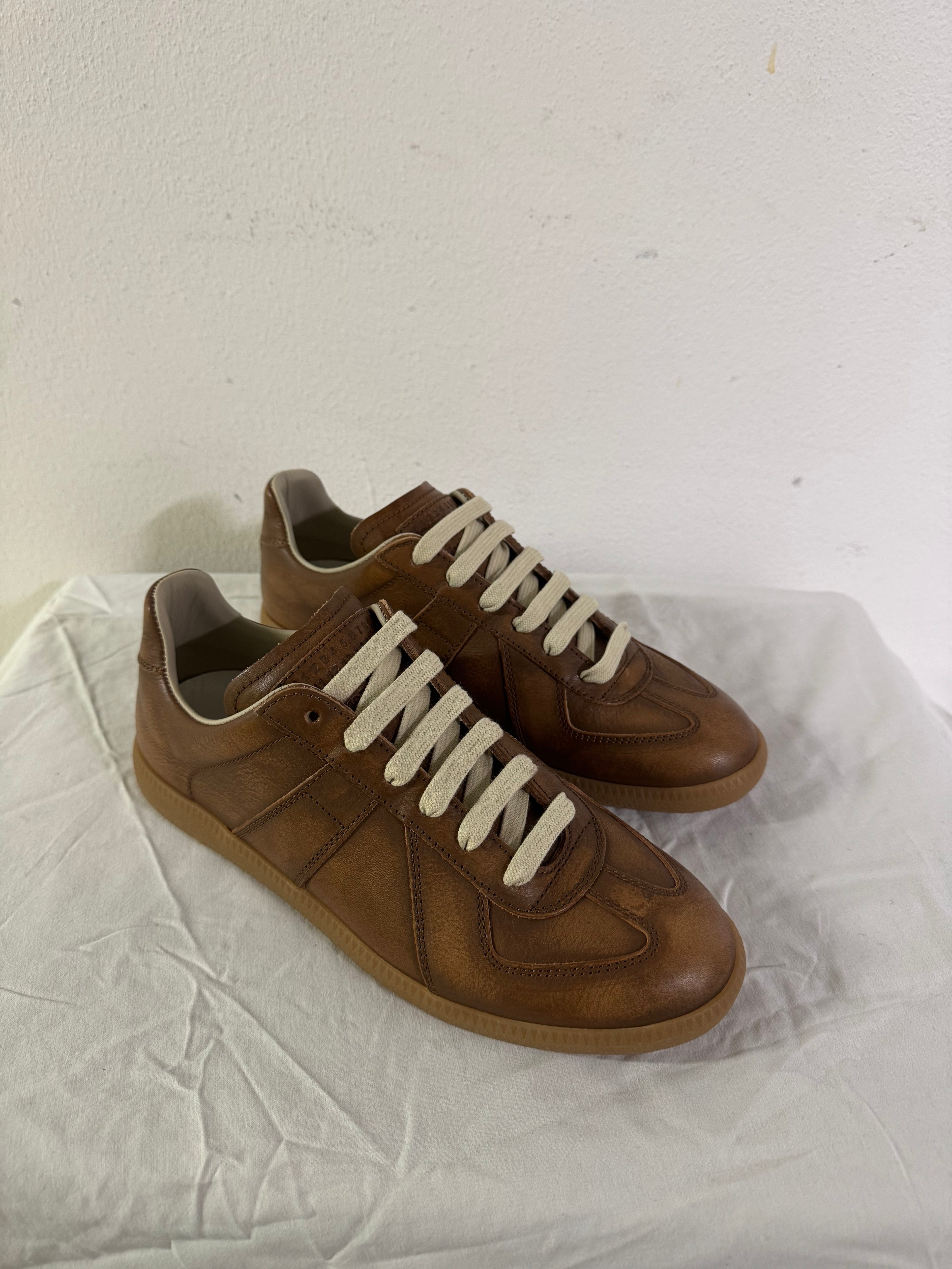 REPLICA GAT Low-Top Sneakers Brown / Gum