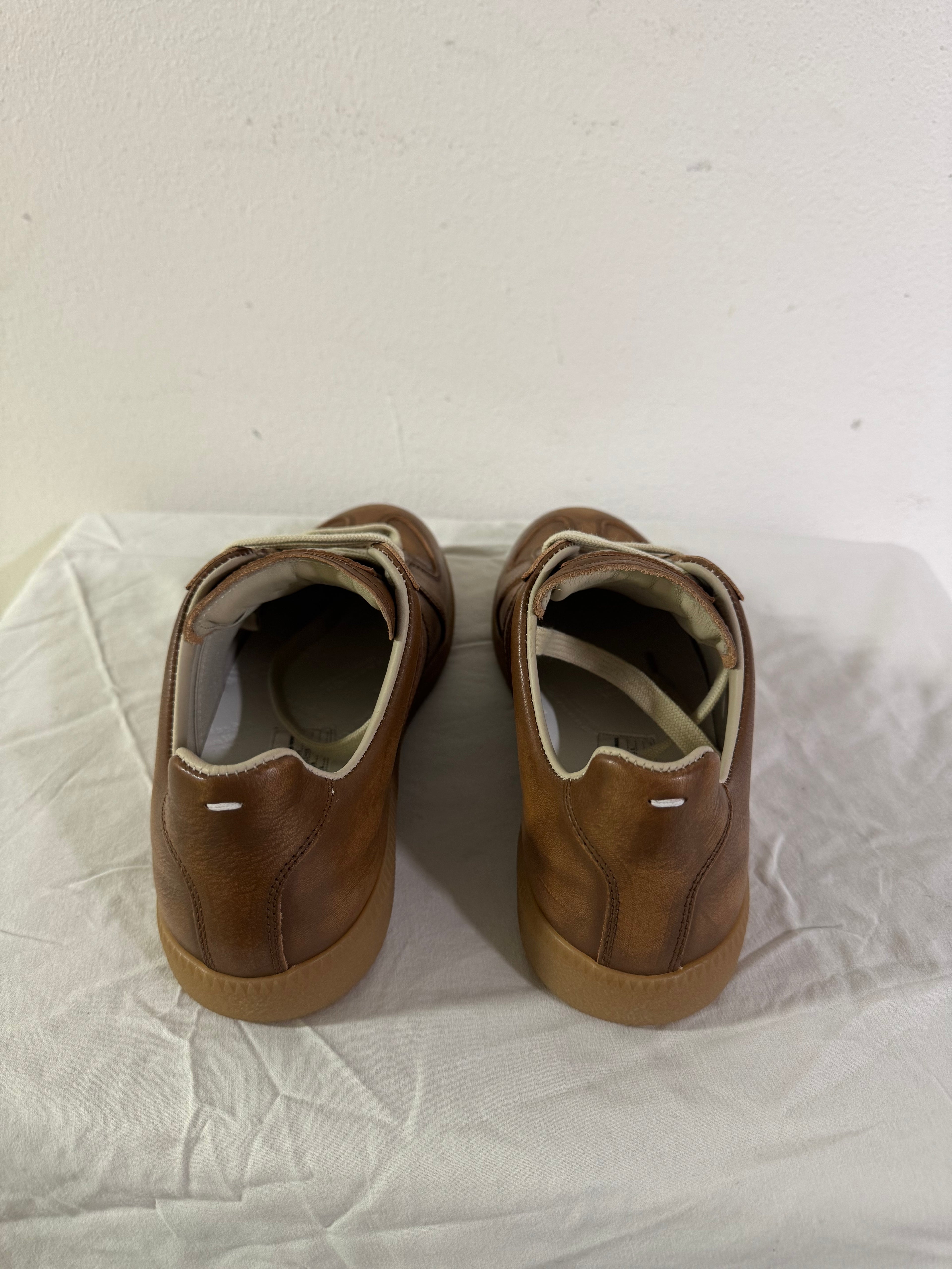 REPLICA GAT Low-Top Sneakers Brown / Gum