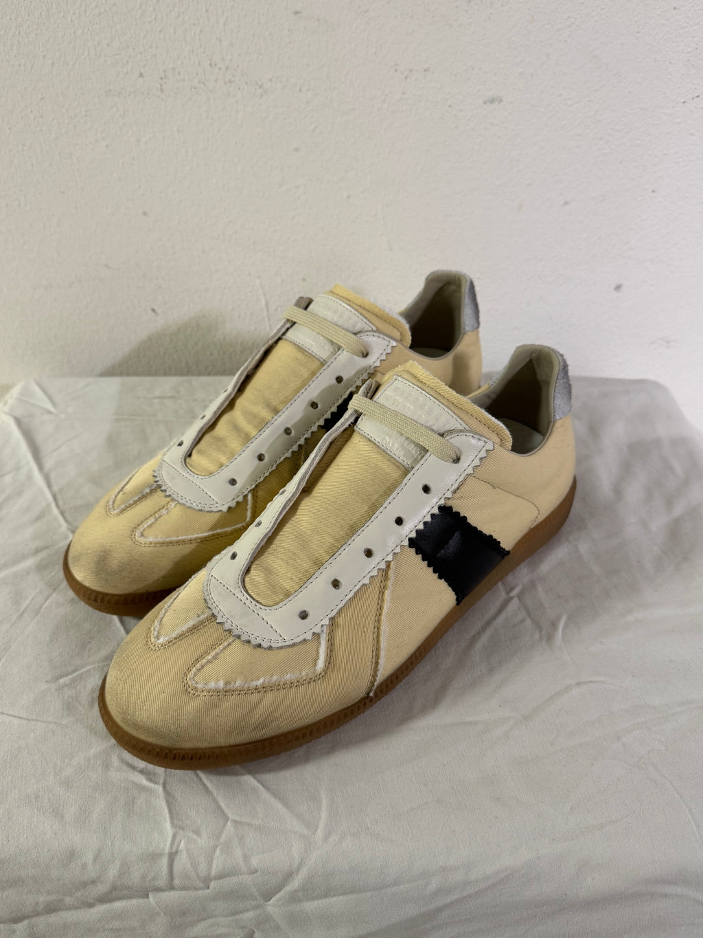 REPLICA GAT Low-Top Sneakers Yellow / Black / Gum