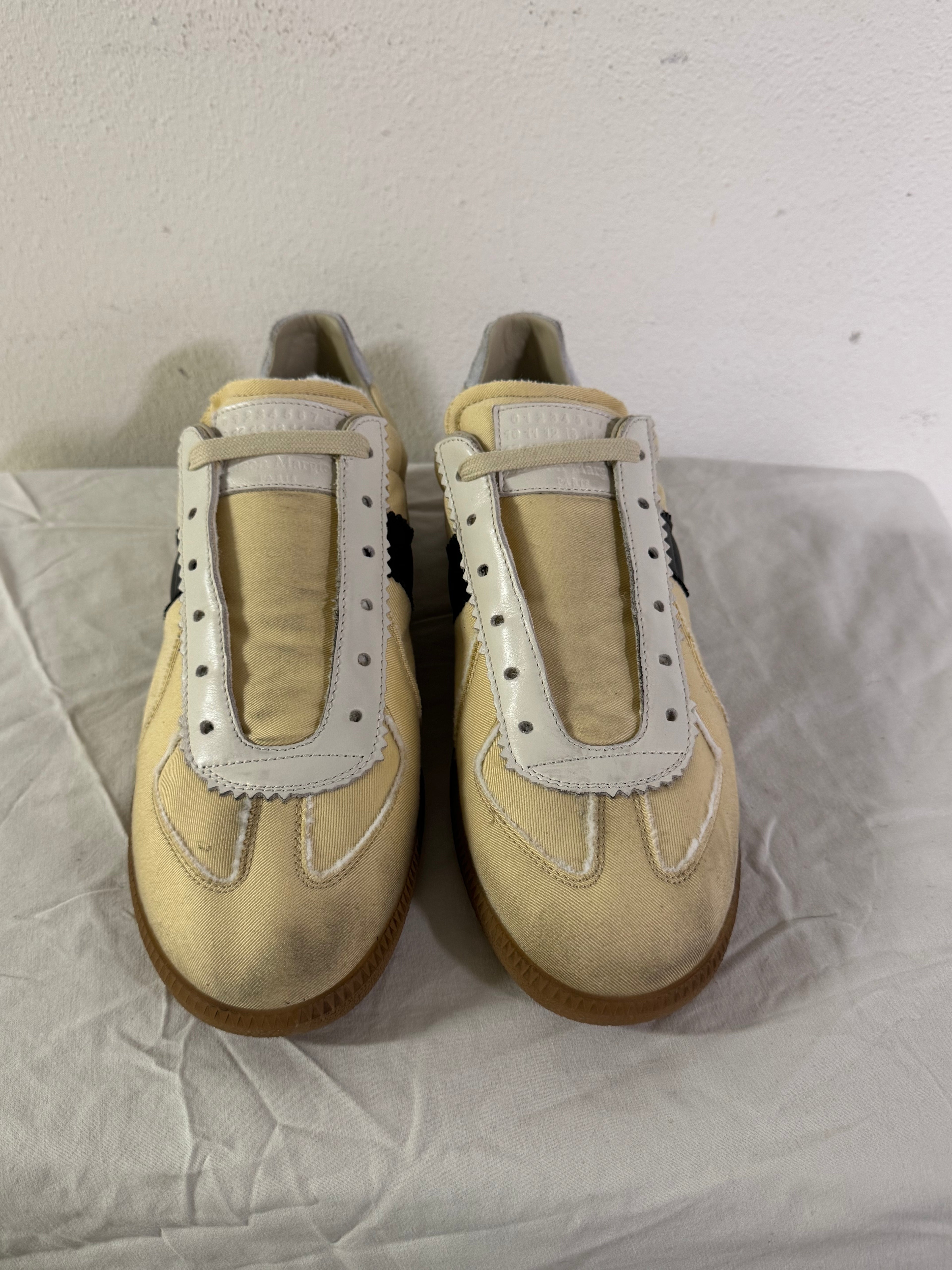 REPLICA GAT Low-Top Sneakers Yellow / Black / Gum