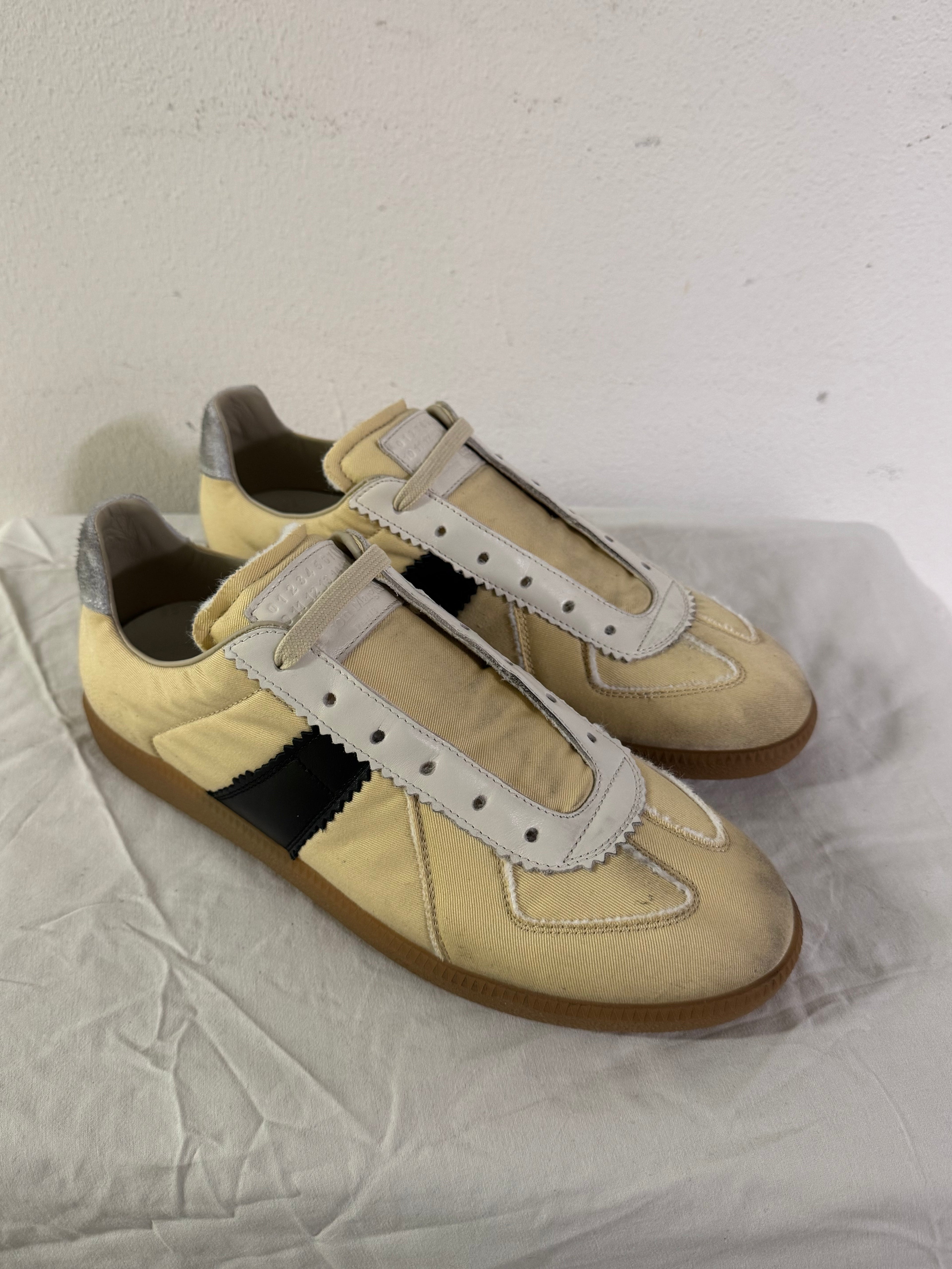 REPLICA GAT Low-Top Sneakers Yellow / Black / Gum