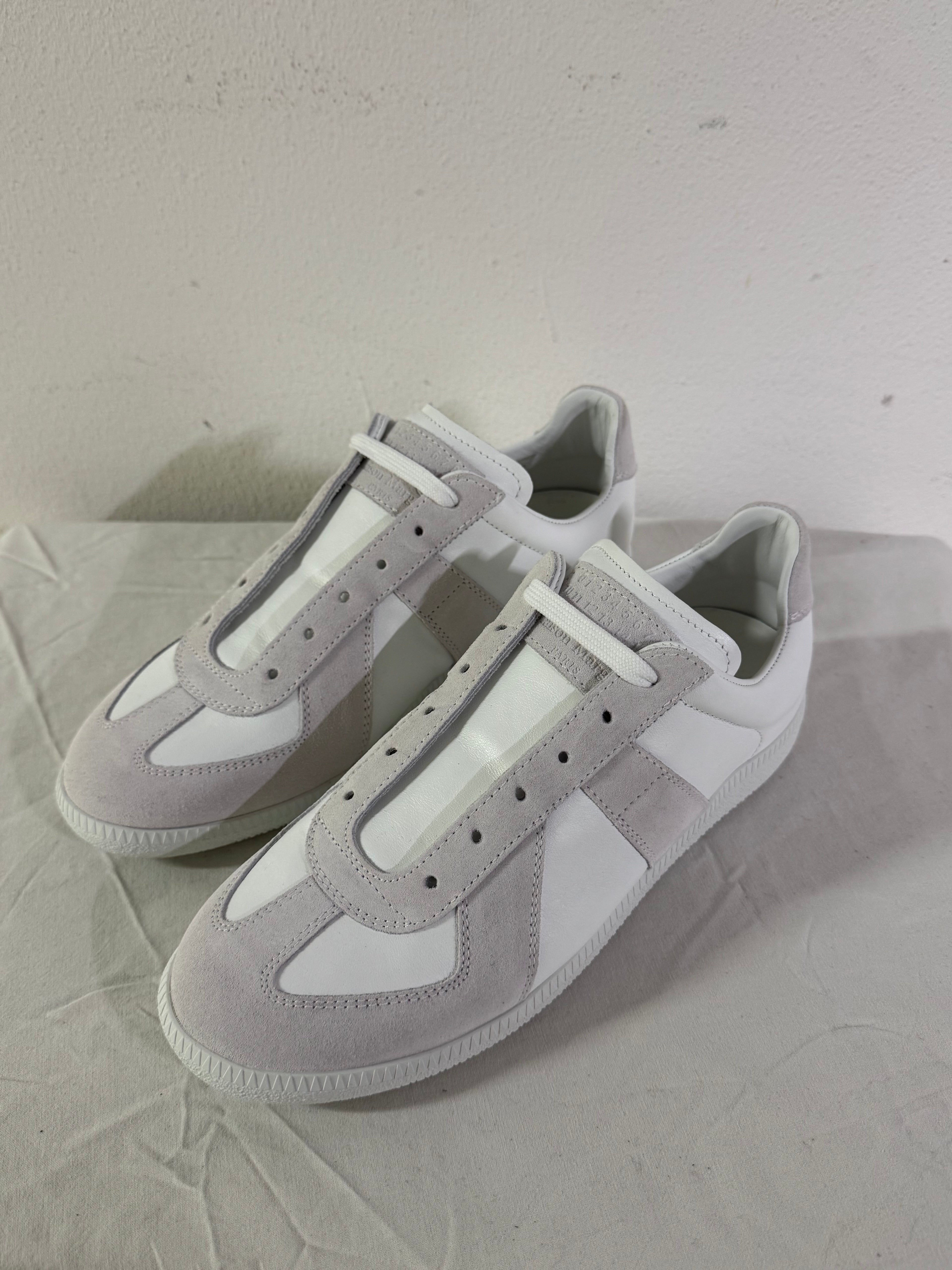 REPLICA GAT Low-Top Sneakers White / White