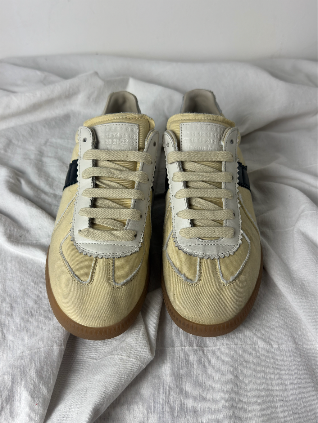 REPLICA GAT Low-Top Sneakers Yellow / Black / Gum